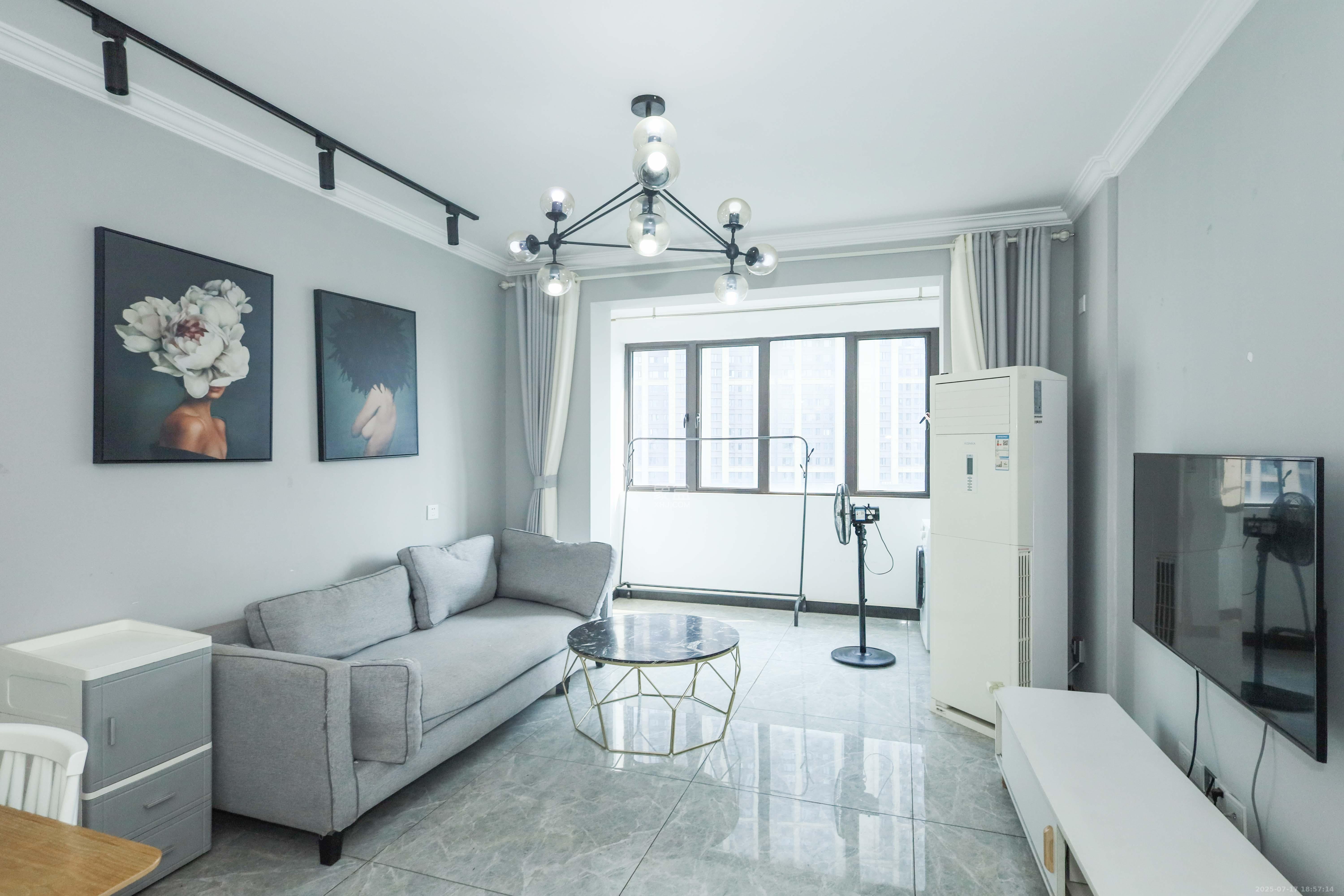 中国铁建梅溪青秀二期 3室2厅2卫 115.0万 中国铁建梅溪青秀二期 3室2厅2卫 115.0万客厅