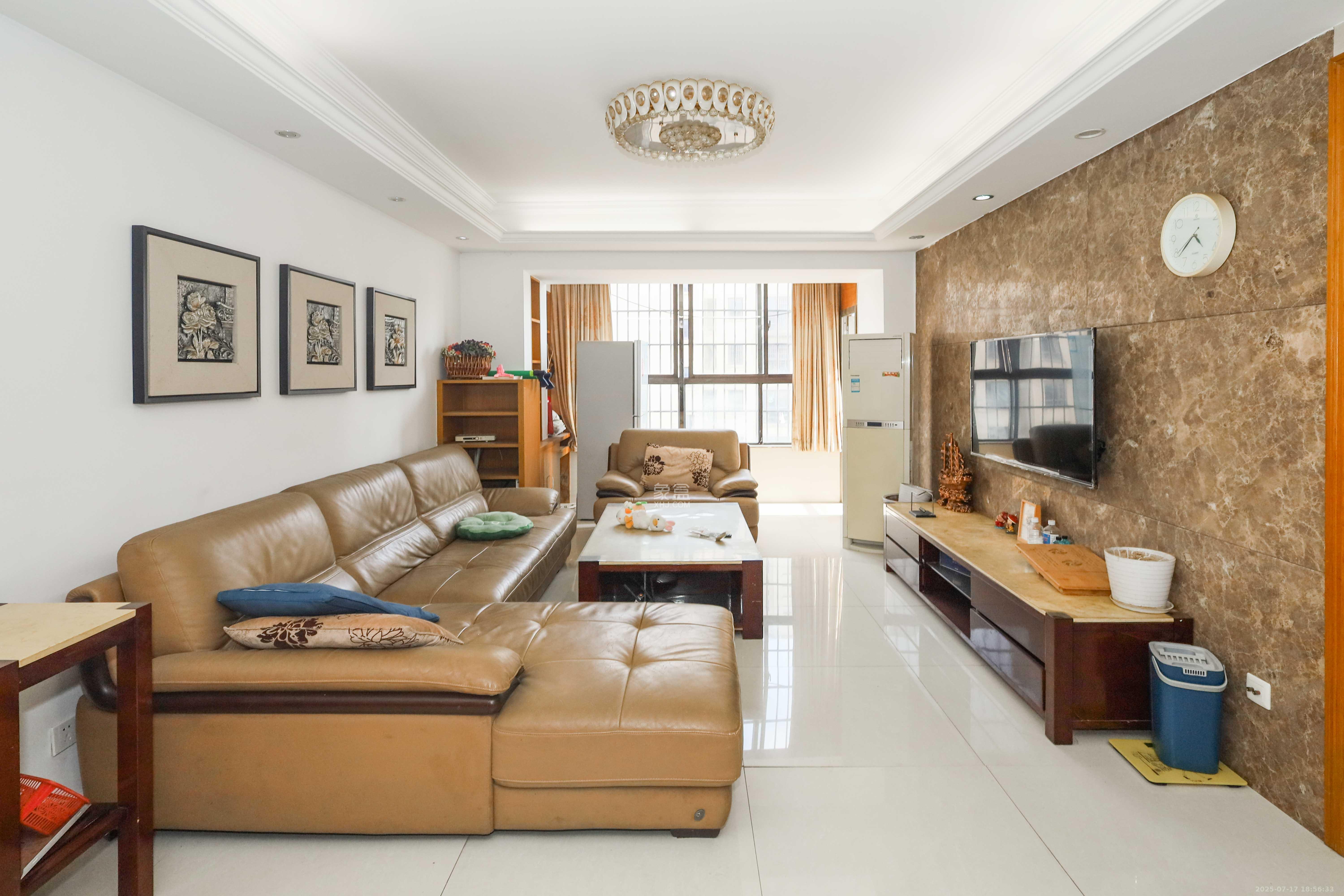 保利麓谷林语E区  4室2厅2卫    91.8万 保利麓谷林语E区  4室2厅2卫    91.8万客厅