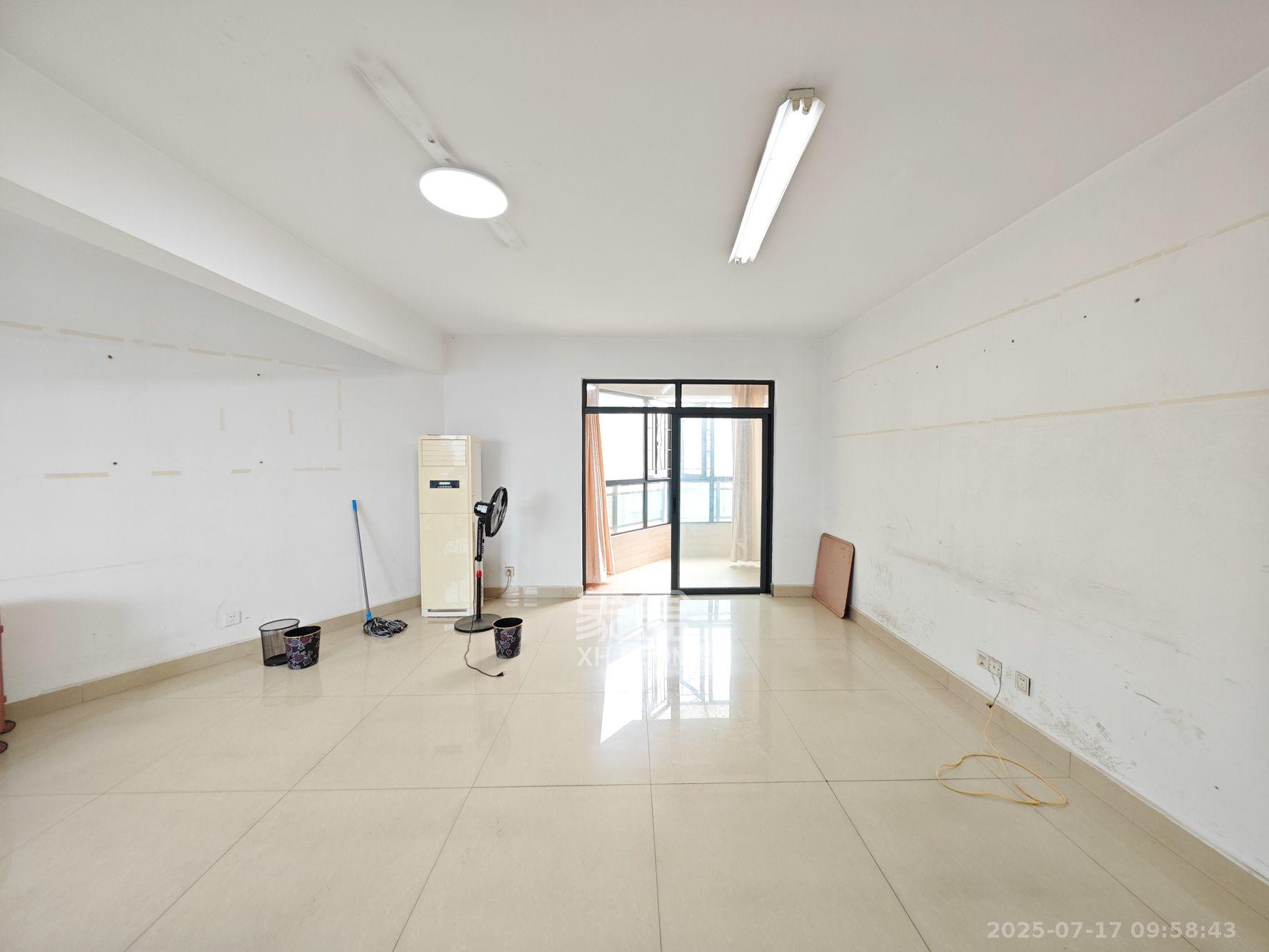 湘府9号  3室2厅1卫    2400.0元/月室内图