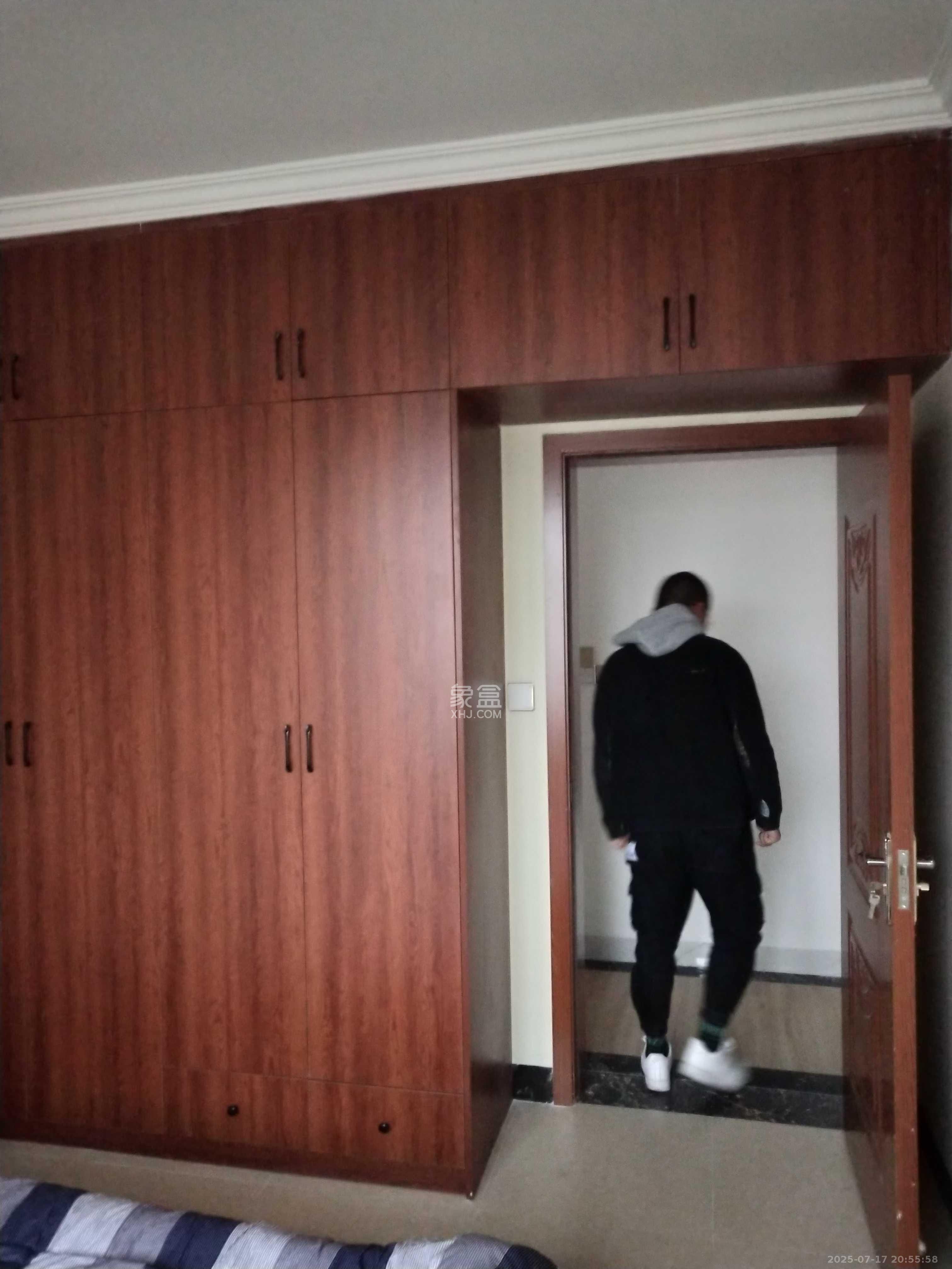 乾源国际  3室2厅2卫    2000.0元/月 乾源国际  3室2厅2卫    2000.0元/月室内图