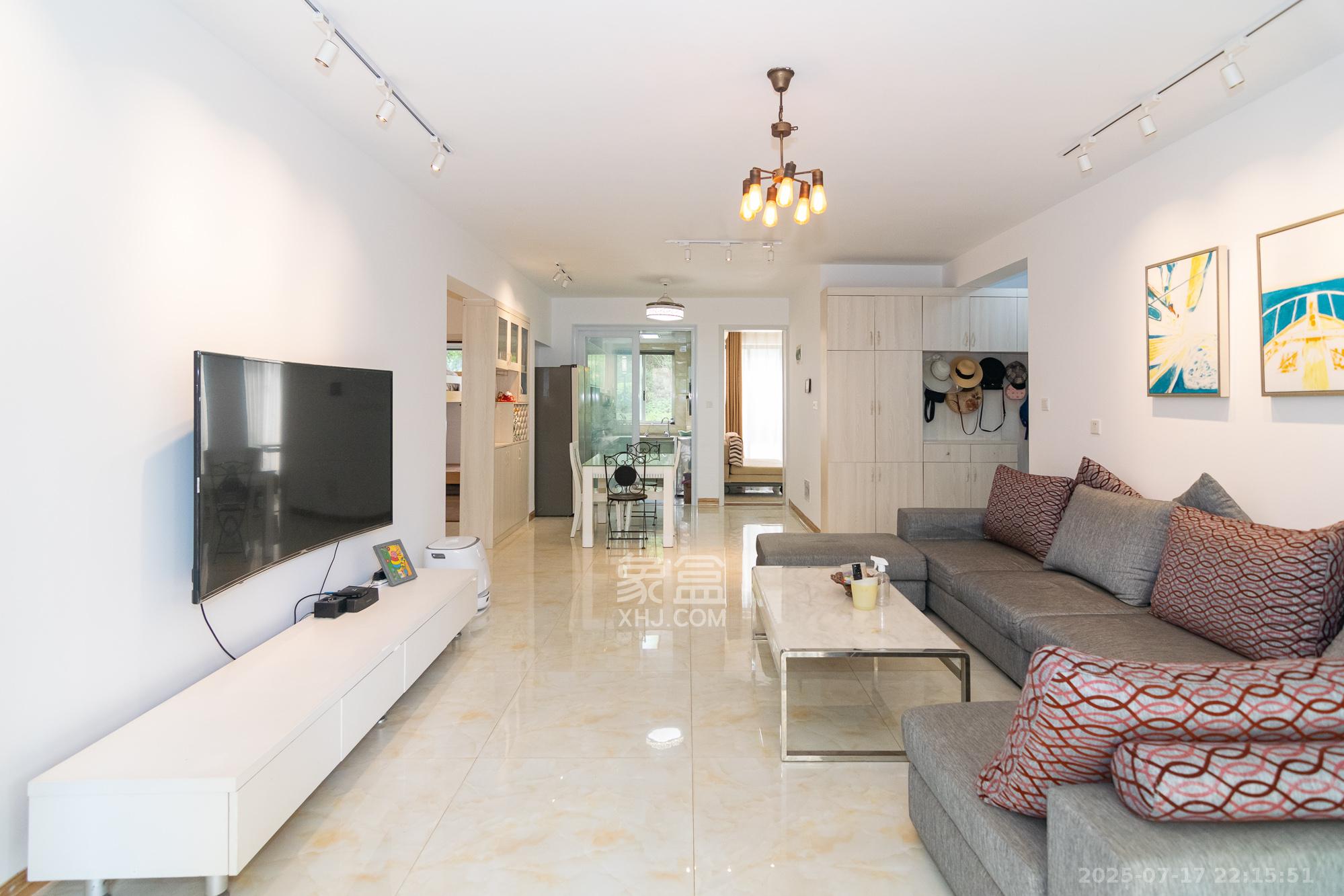 荣盛岳麓峰景 6室2厅3卫 128.8万 荣盛岳麓峰景 6室2厅3卫 128.8万客厅