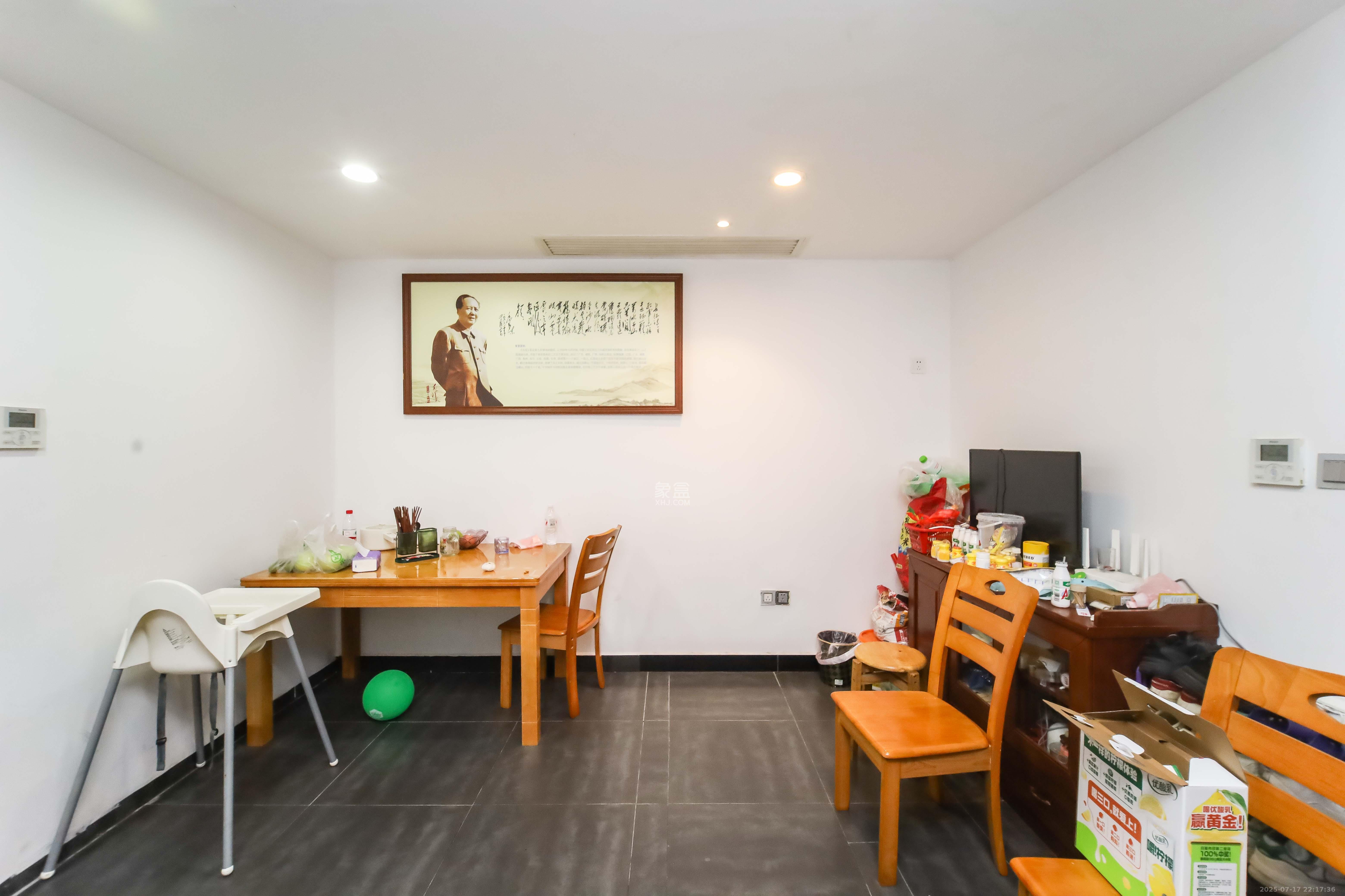 上东辛顿公寓  3室2厅1卫   68.00万客厅