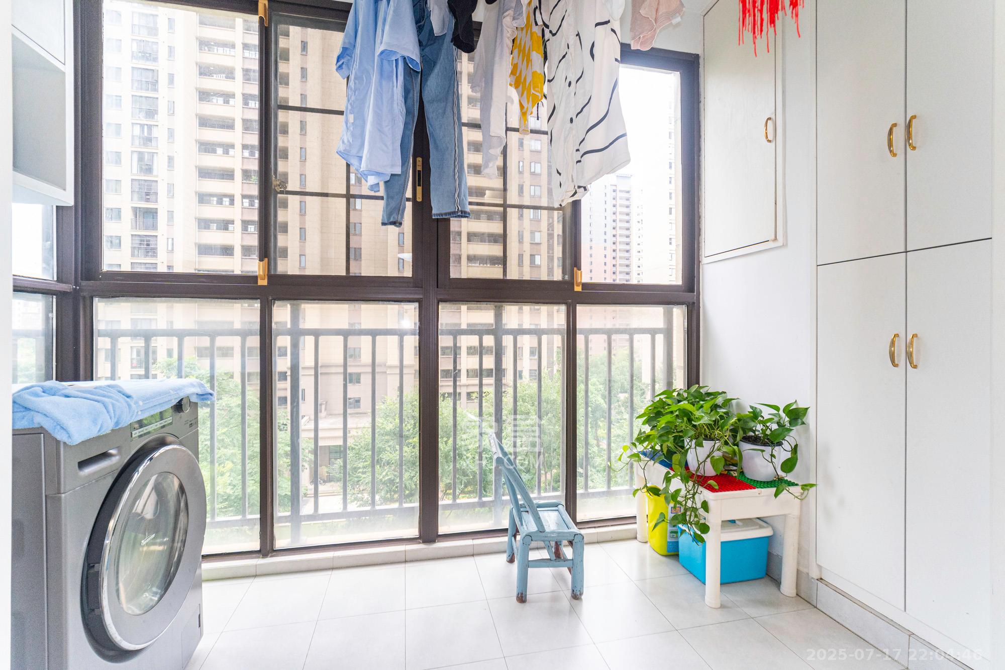 华润置地广场二期  3室2厅1卫    82.0万 华润置地广场二期  3室2厅1卫    82.0万阳台