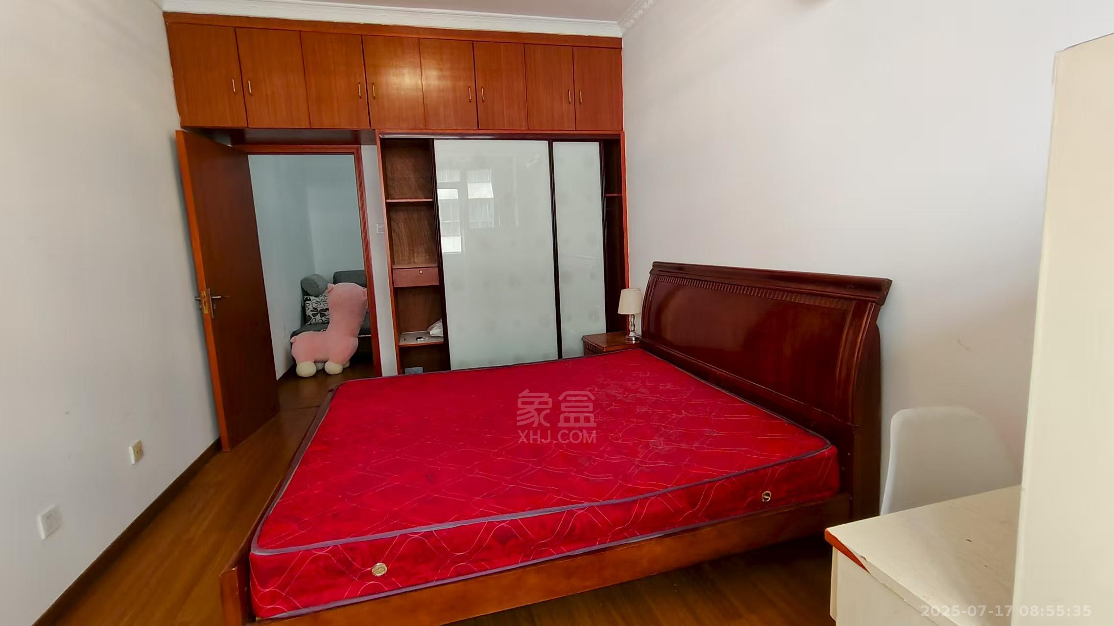 中央商业广场  1室0厅0卫    1300.0元/月 中央商业广场  1室0厅0卫    1300.0元/月