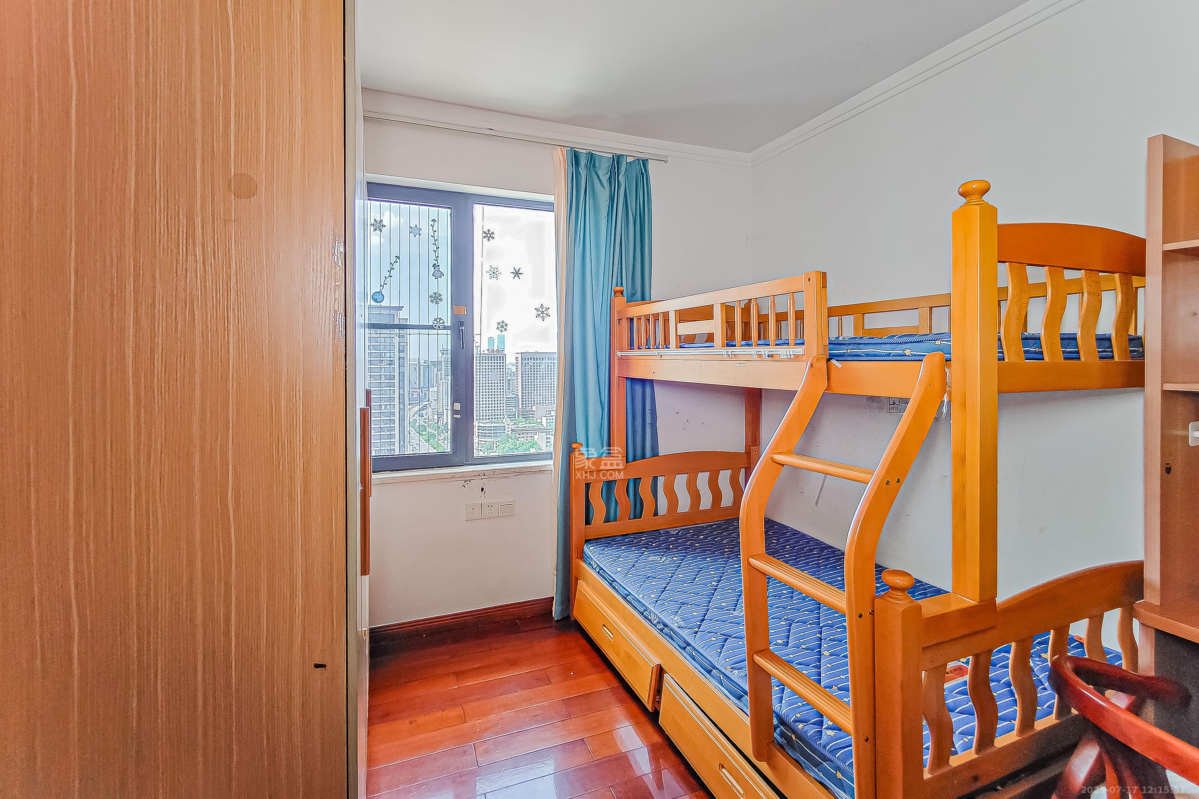 三万英尺  4室2厅2卫    148.0万卧室