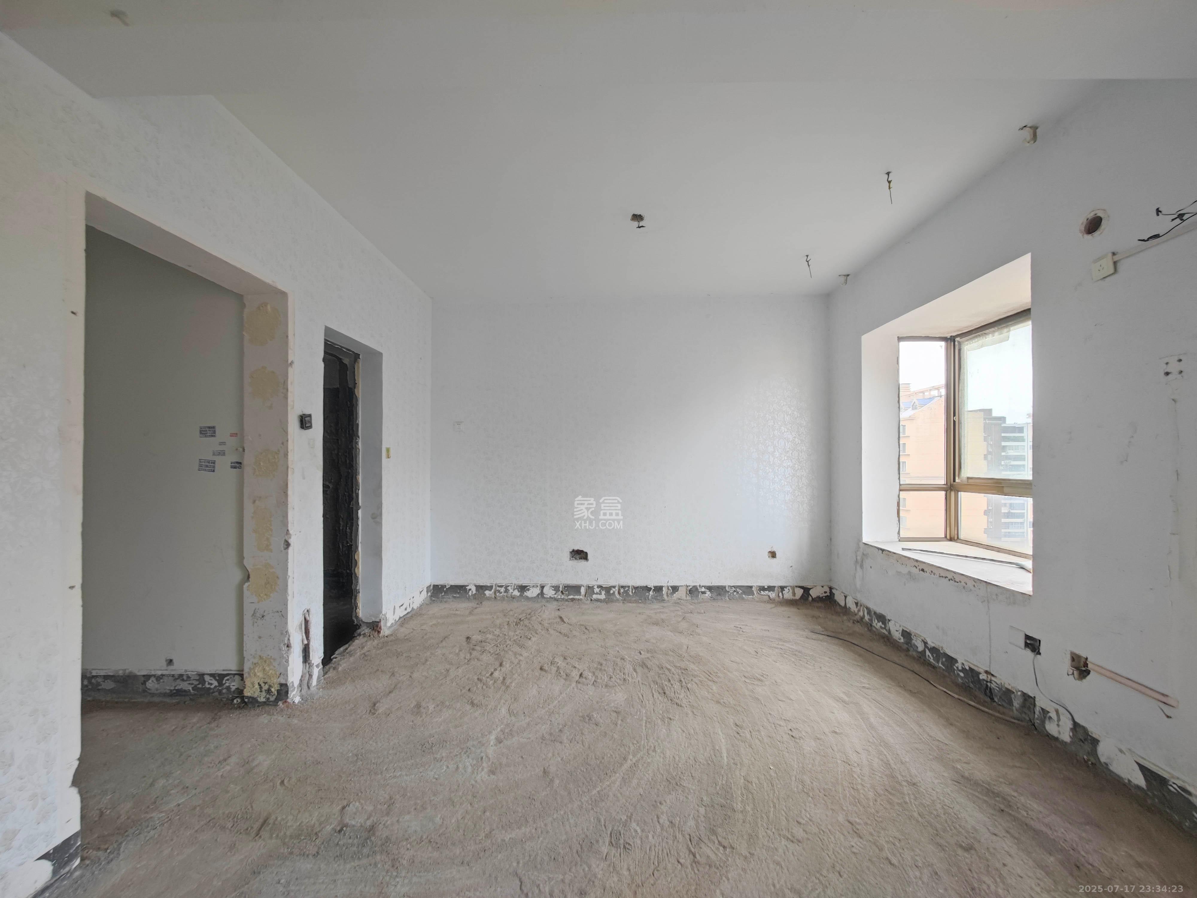 中天瑞景  5室2厅2卫    126.0万 中天瑞景  5室2厅2卫    126.0万卧室