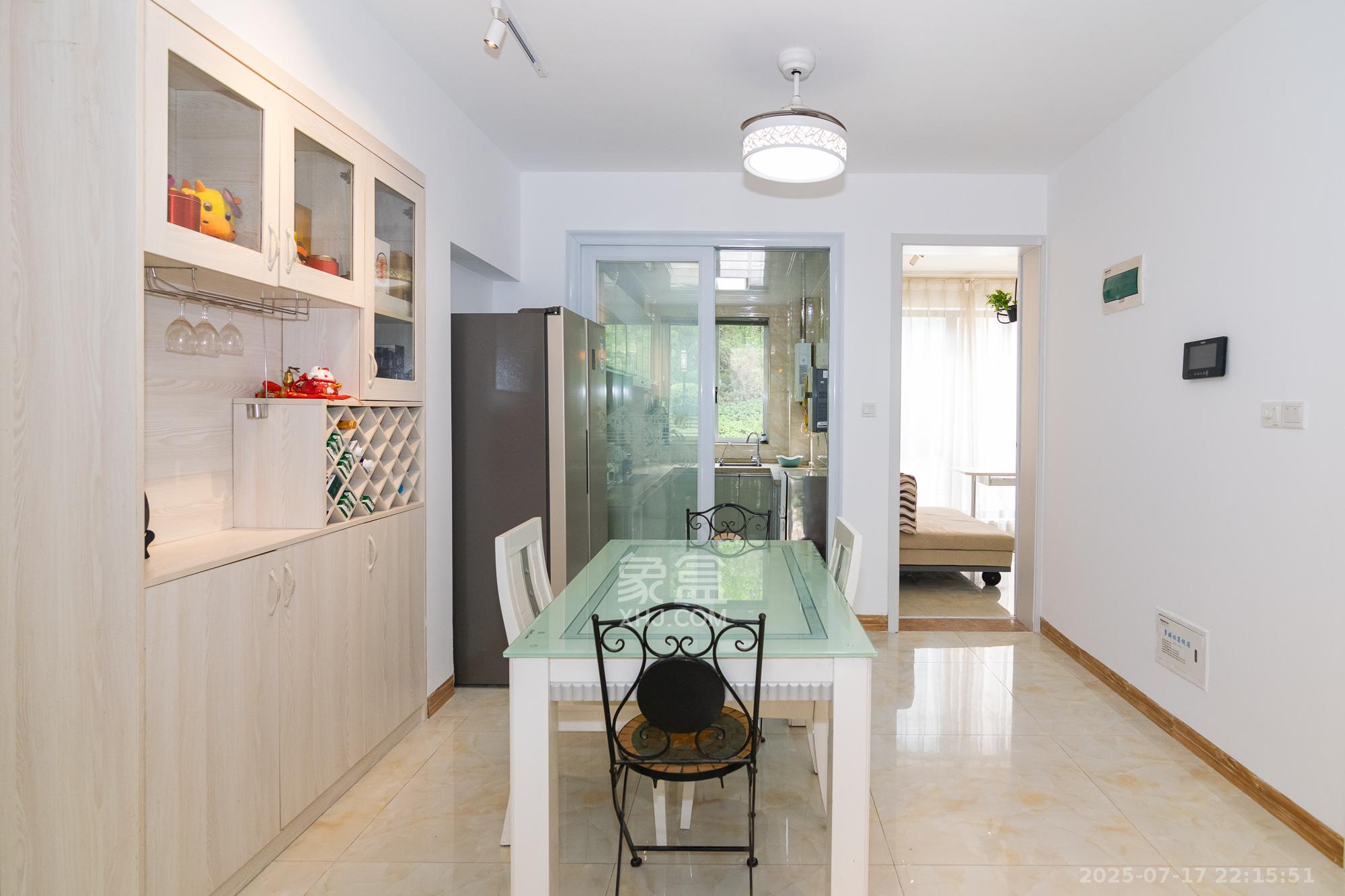 荣盛岳麓峰景 6室2厅3卫 128.8万 荣盛岳麓峰景 6室2厅3卫 128.8万客厅