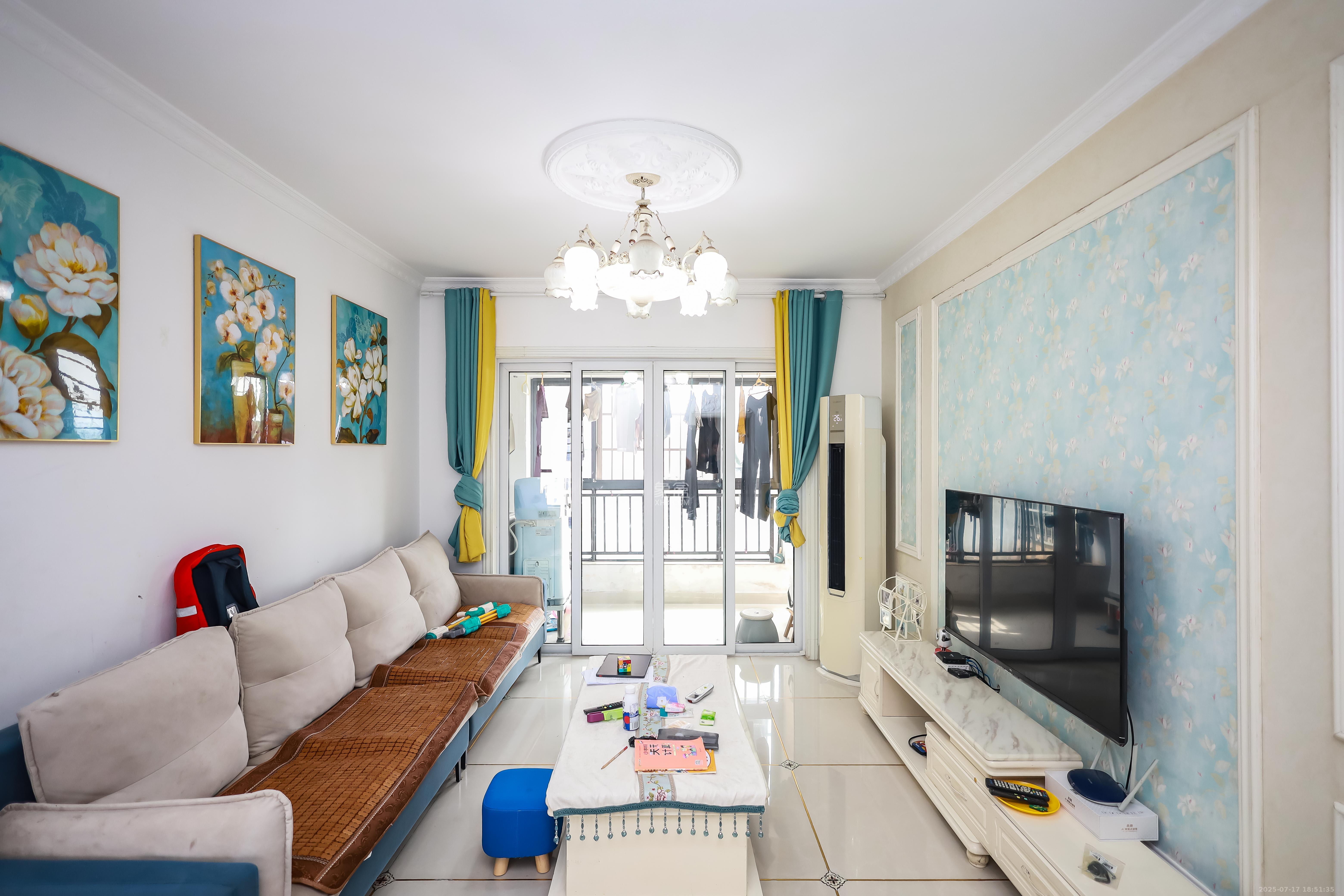 天麓尚层  3室2厅2卫    69.9万 天麓尚层  3室2厅2卫    69.9万客厅