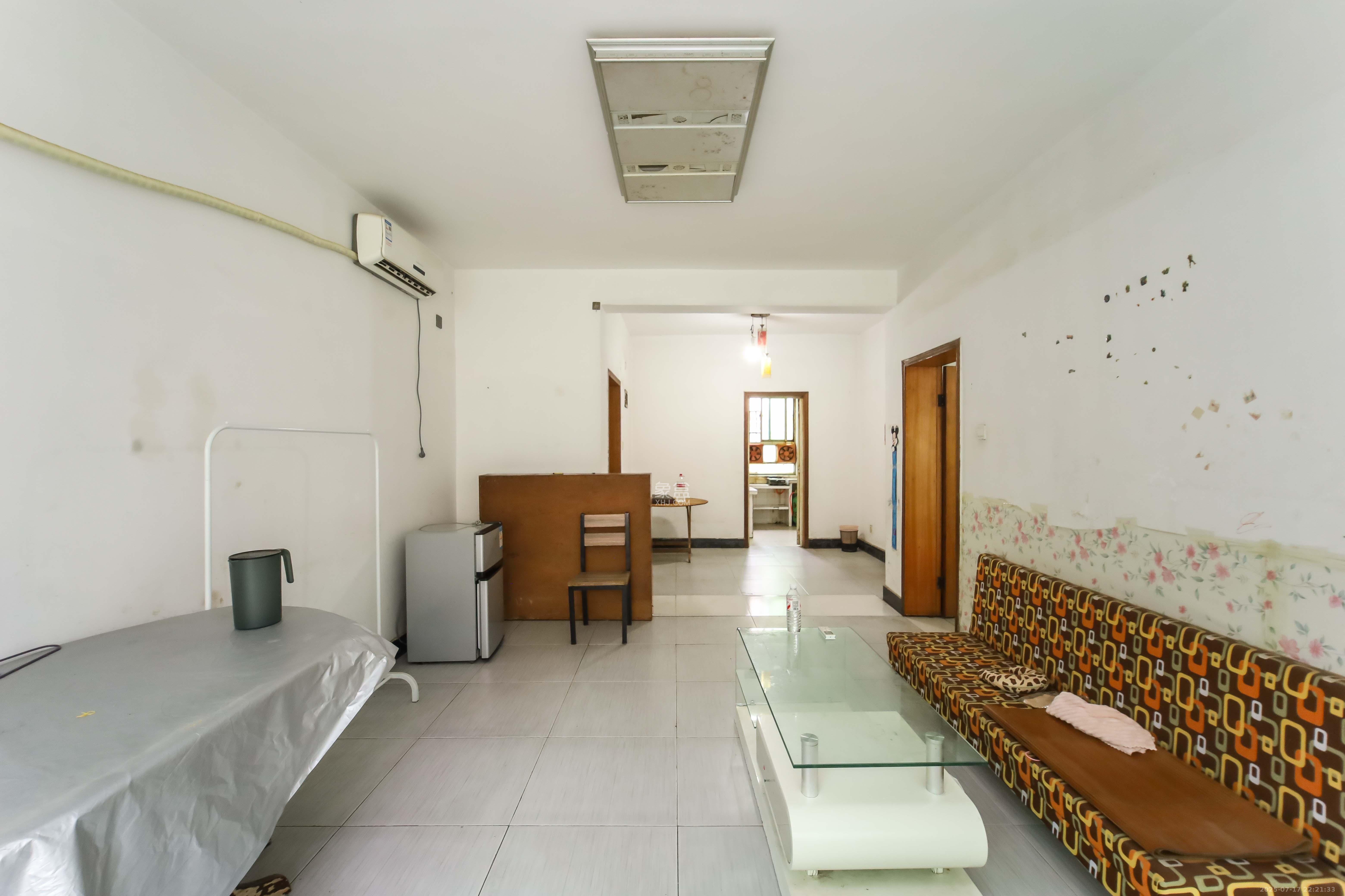 新合四村 2室1厅0卫 35.8万 新合四村 2室1厅0卫 35.8万客厅