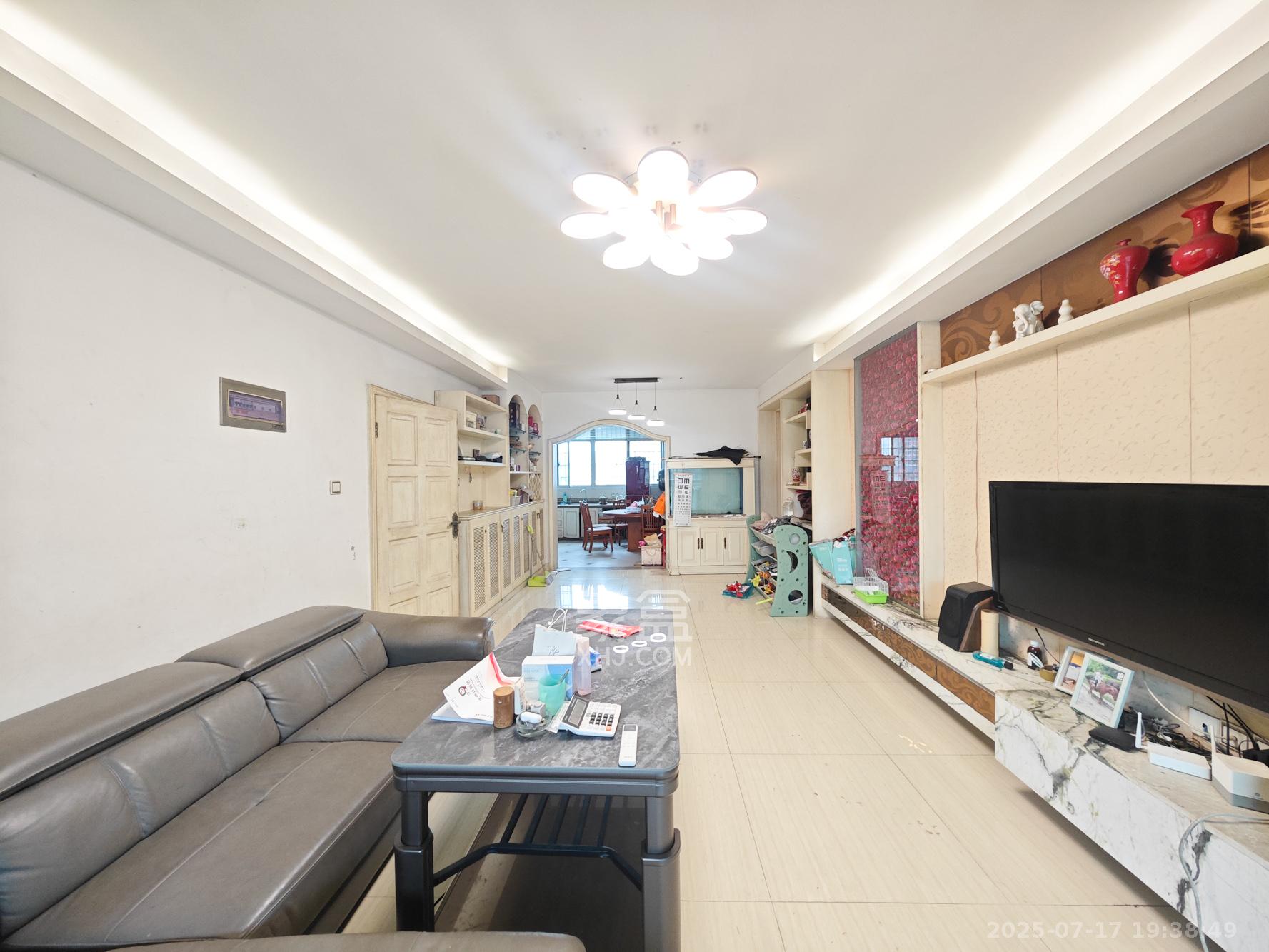 鄱阳小区  3室2厅2卫   85.00万