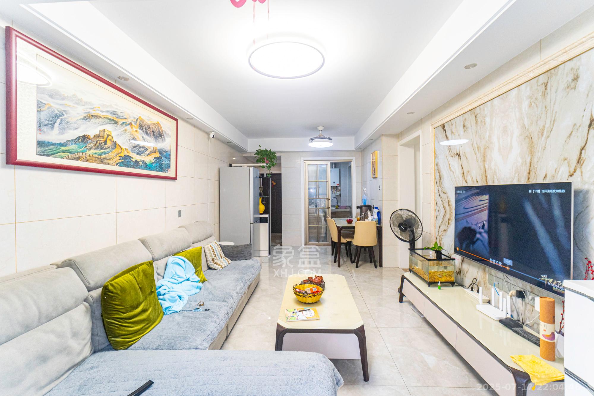 华润置地广场二期  3室2厅1卫    82.0万 华润置地广场二期  3室2厅1卫    82.0万客厅