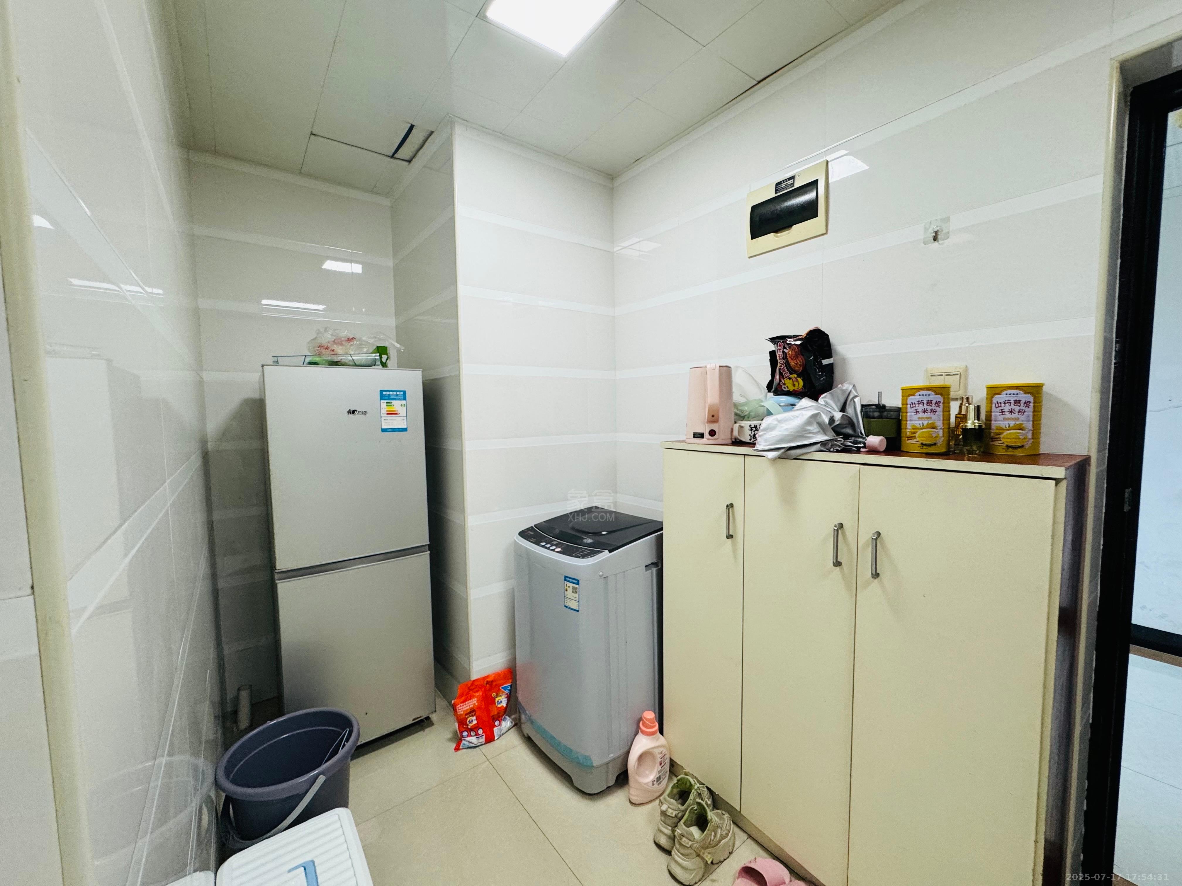 慈善大厦  1室1厅1卫    1100.0元/月 慈善大厦  1室1厅1卫    1100.0元/月室内图