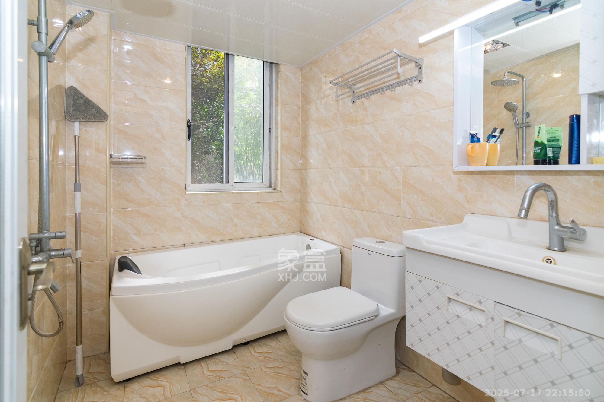 荣盛岳麓峰景 6室2厅3卫 128.8万 荣盛岳麓峰景 6室2厅3卫 128.8万卫生间