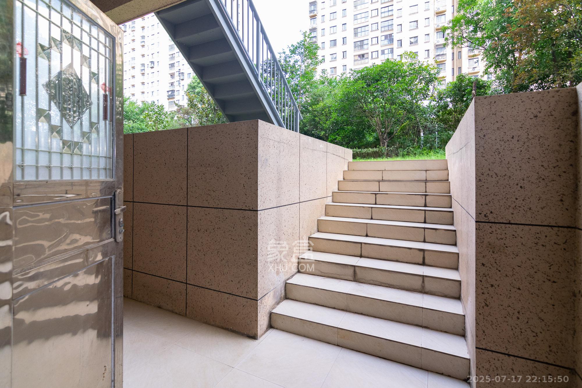 荣盛岳麓峰景 6室2厅3卫 128.8万 荣盛岳麓峰景 6室2厅3卫 128.8万其他