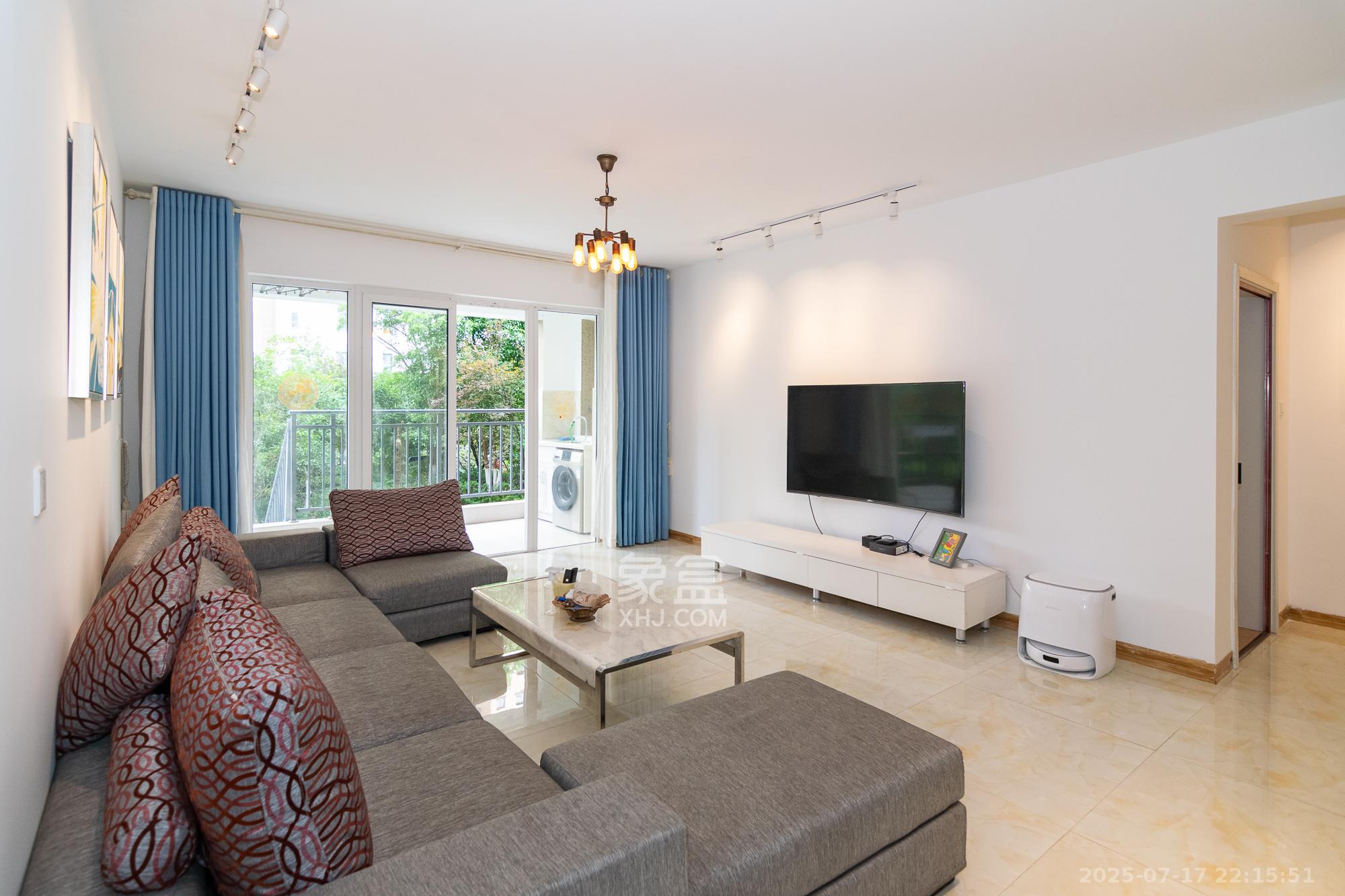 荣盛岳麓峰景 6室2厅3卫 128.8万 荣盛岳麓峰景 6室2厅3卫 128.8万客厅