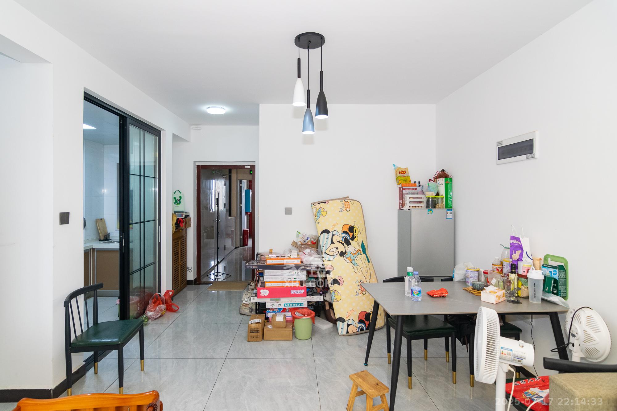 美的翰城  3室2厅2卫    60.0万客厅