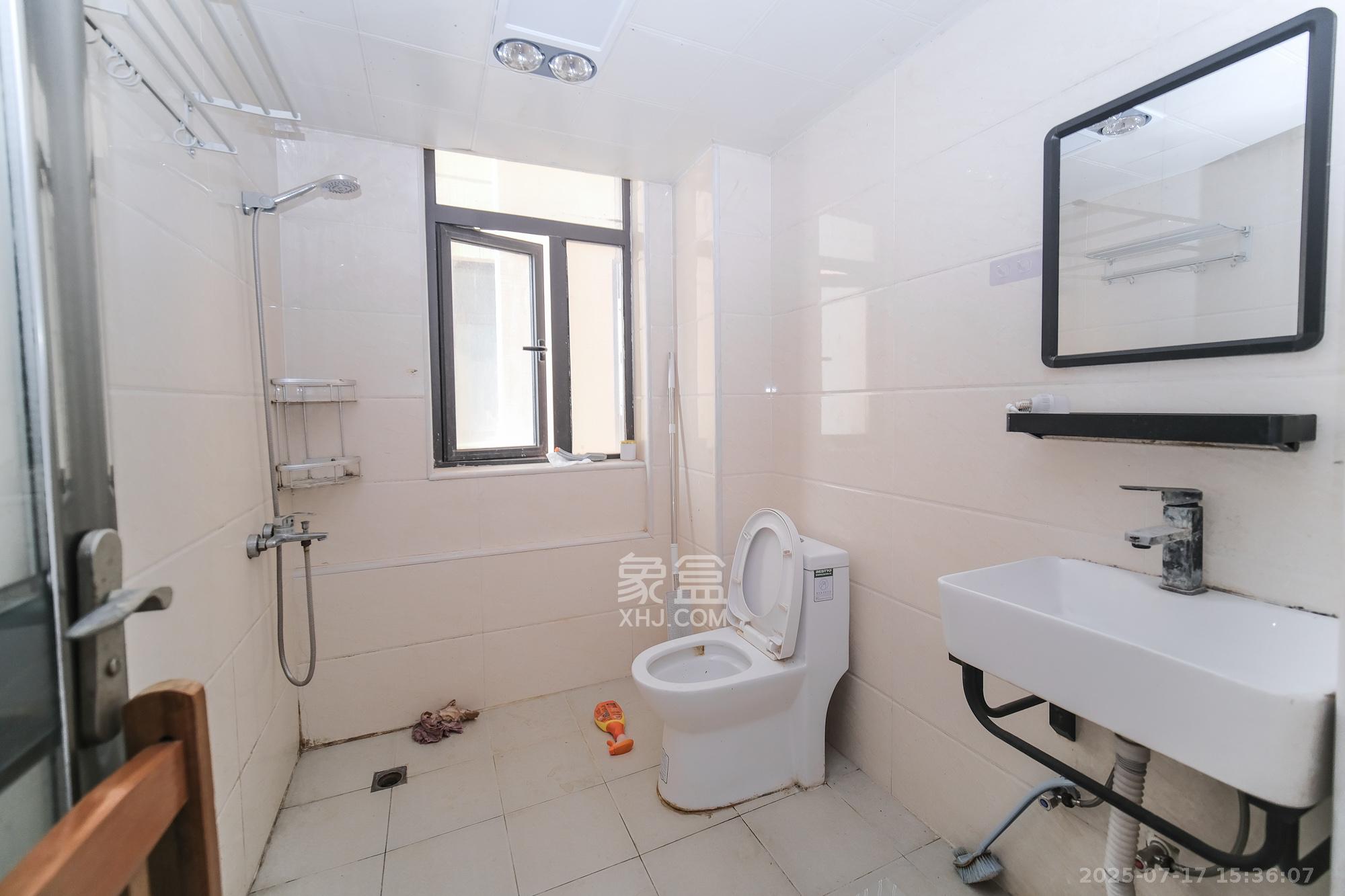 星雅美辰 3室2厅2卫 85.0万 星雅美辰 3室2厅2卫 85.0万卫生间