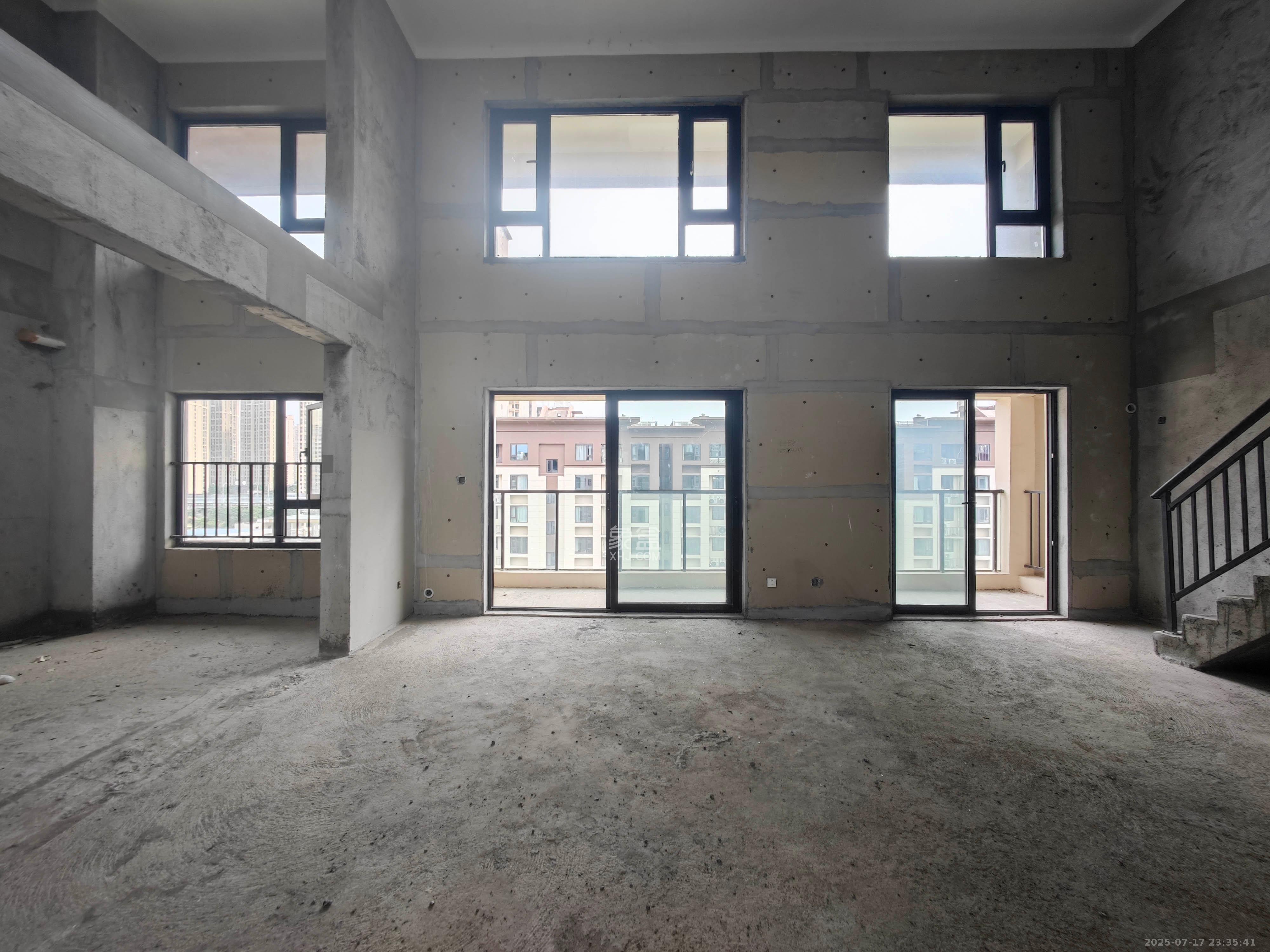 远洋红星天铂一期  5室2厅2卫    220.0万 远洋红星天铂一期  5室2厅2卫    220.0万客厅