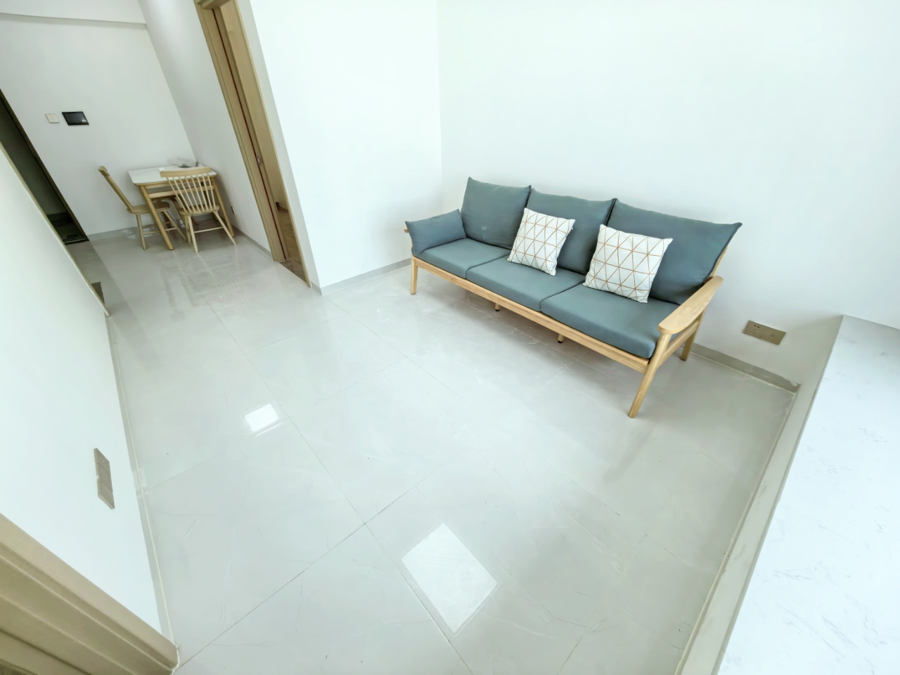 金龙城市广场二期  2室1厅1卫    2700.0元/月 金龙城市广场二期  2室1厅1卫    2700.0元/月室内图