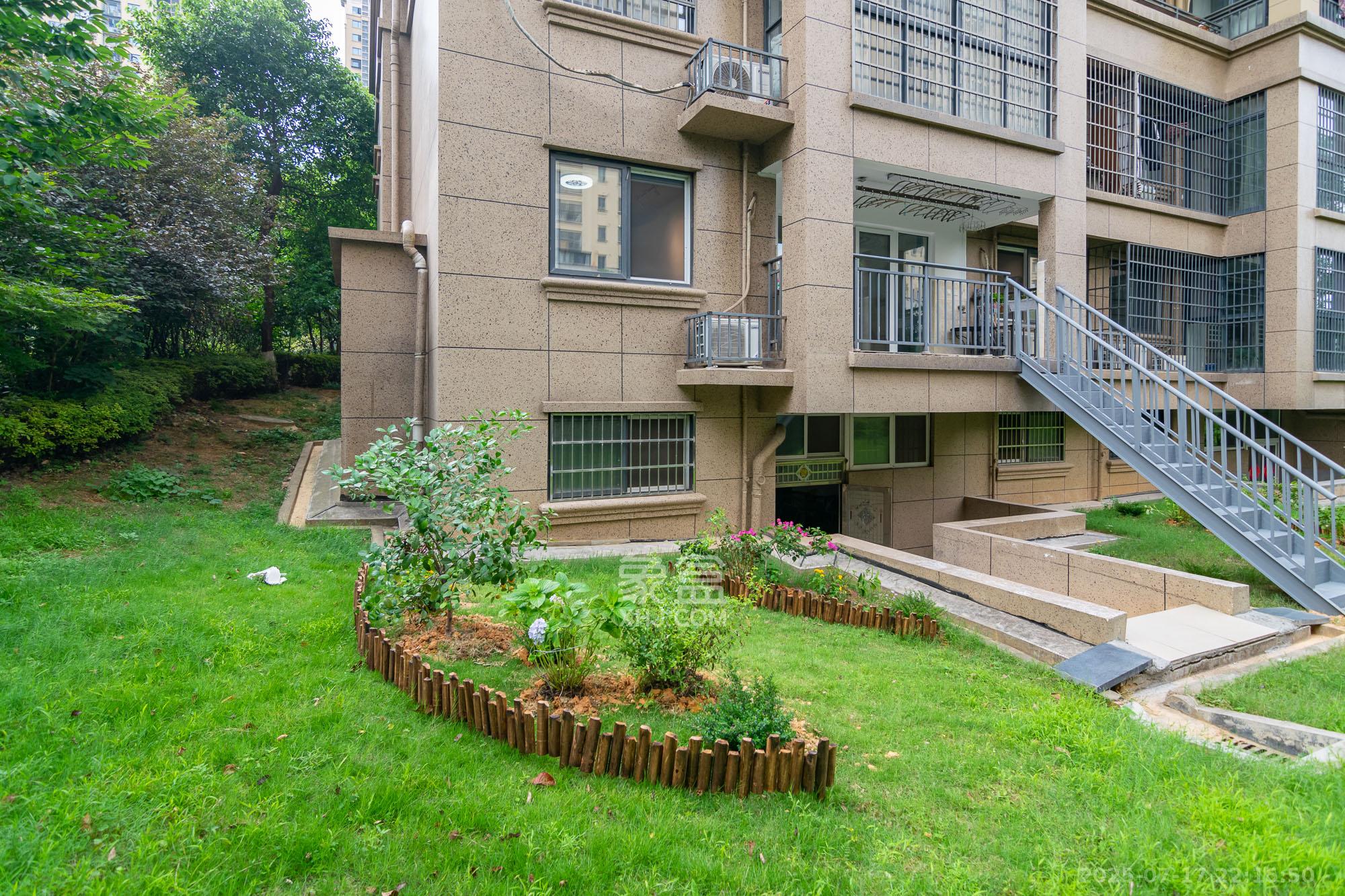 荣盛岳麓峰景 6室2厅3卫 128.8万 荣盛岳麓峰景 6室2厅3卫 128.8万其他