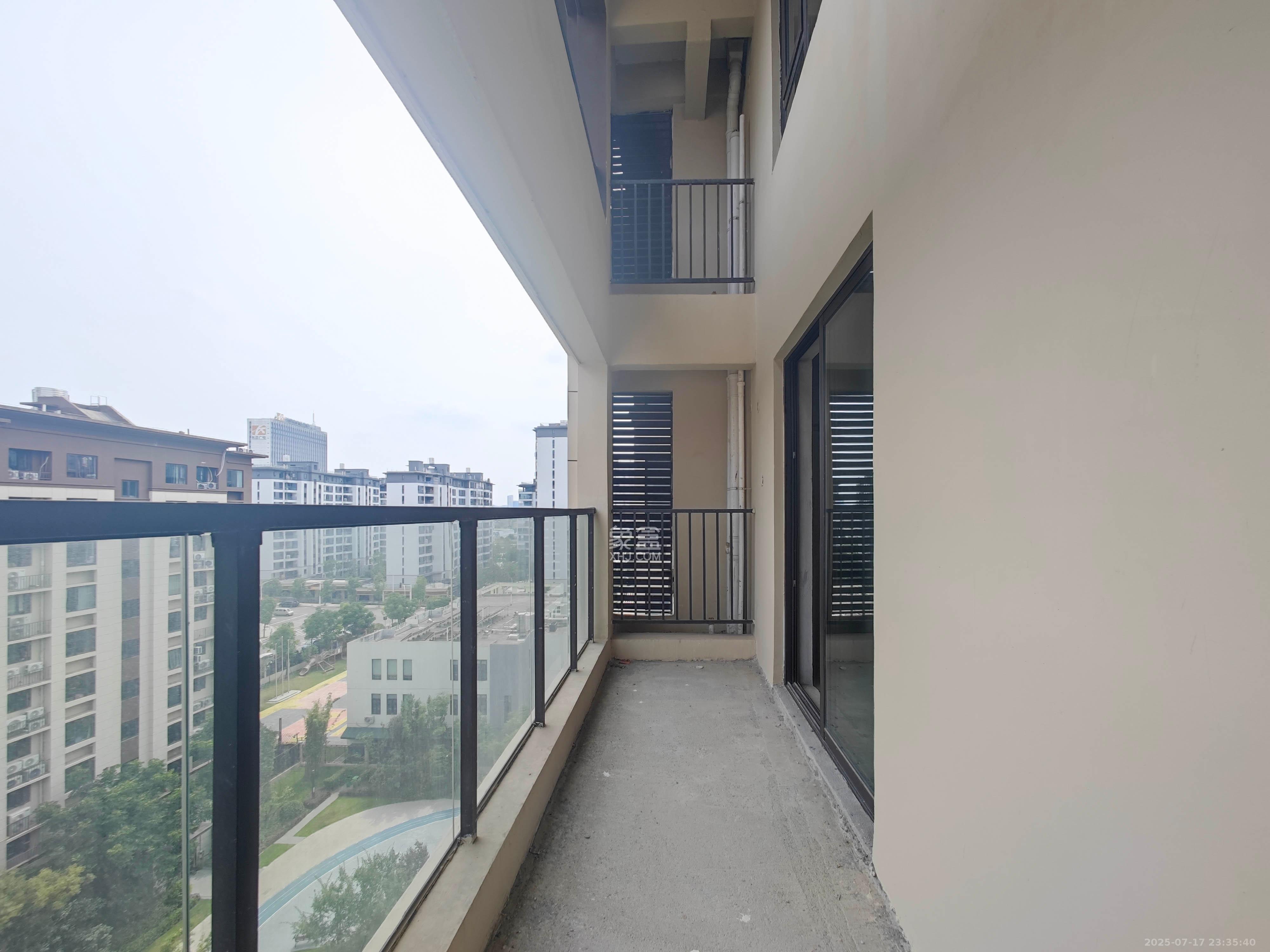 远洋红星天铂一期  5室2厅2卫    220.0万 远洋红星天铂一期  5室2厅2卫    220.0万阳台