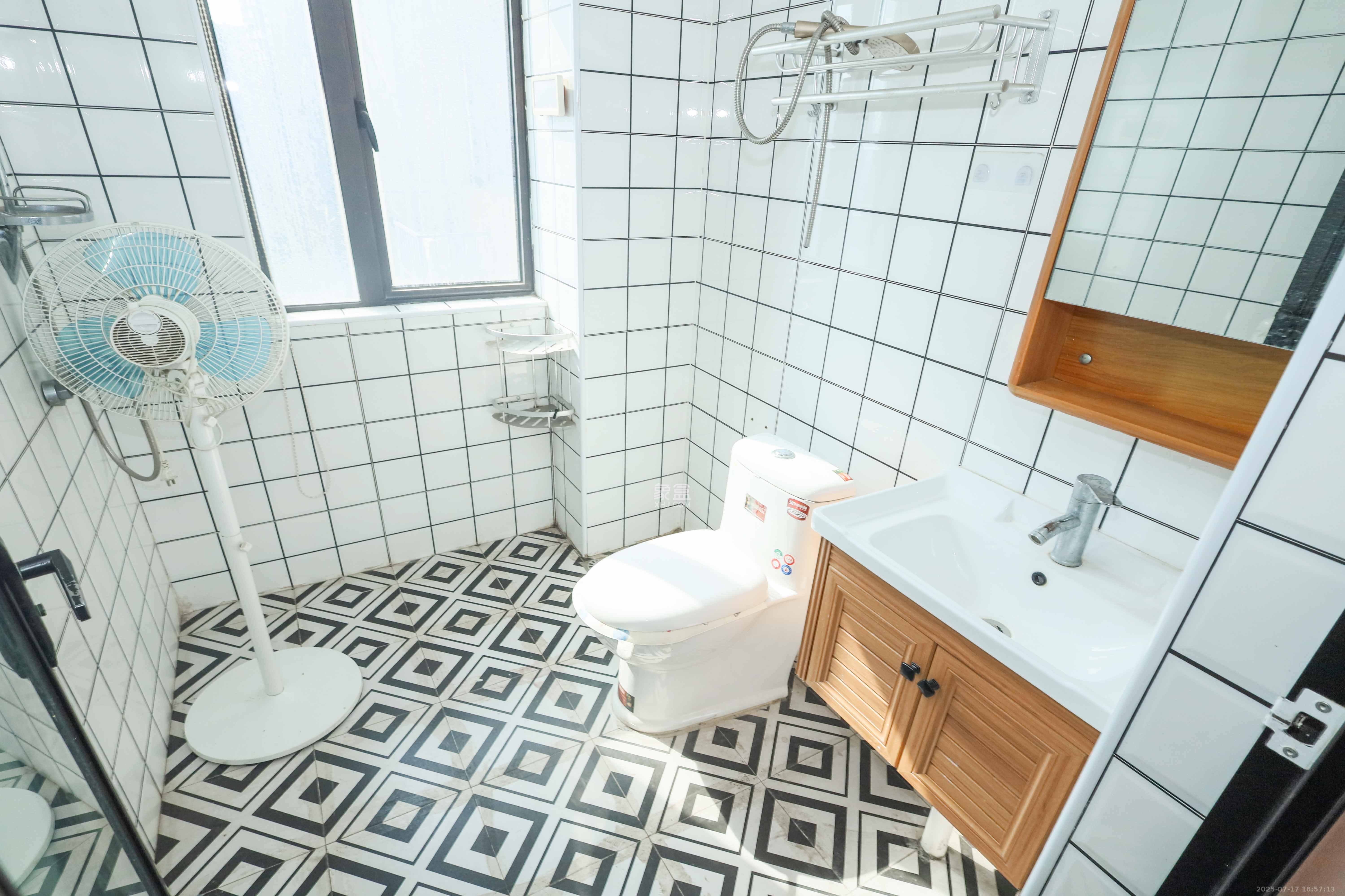 中国铁建梅溪青秀二期 3室2厅2卫 115.0万 中国铁建梅溪青秀二期 3室2厅2卫 115.0万卫生间