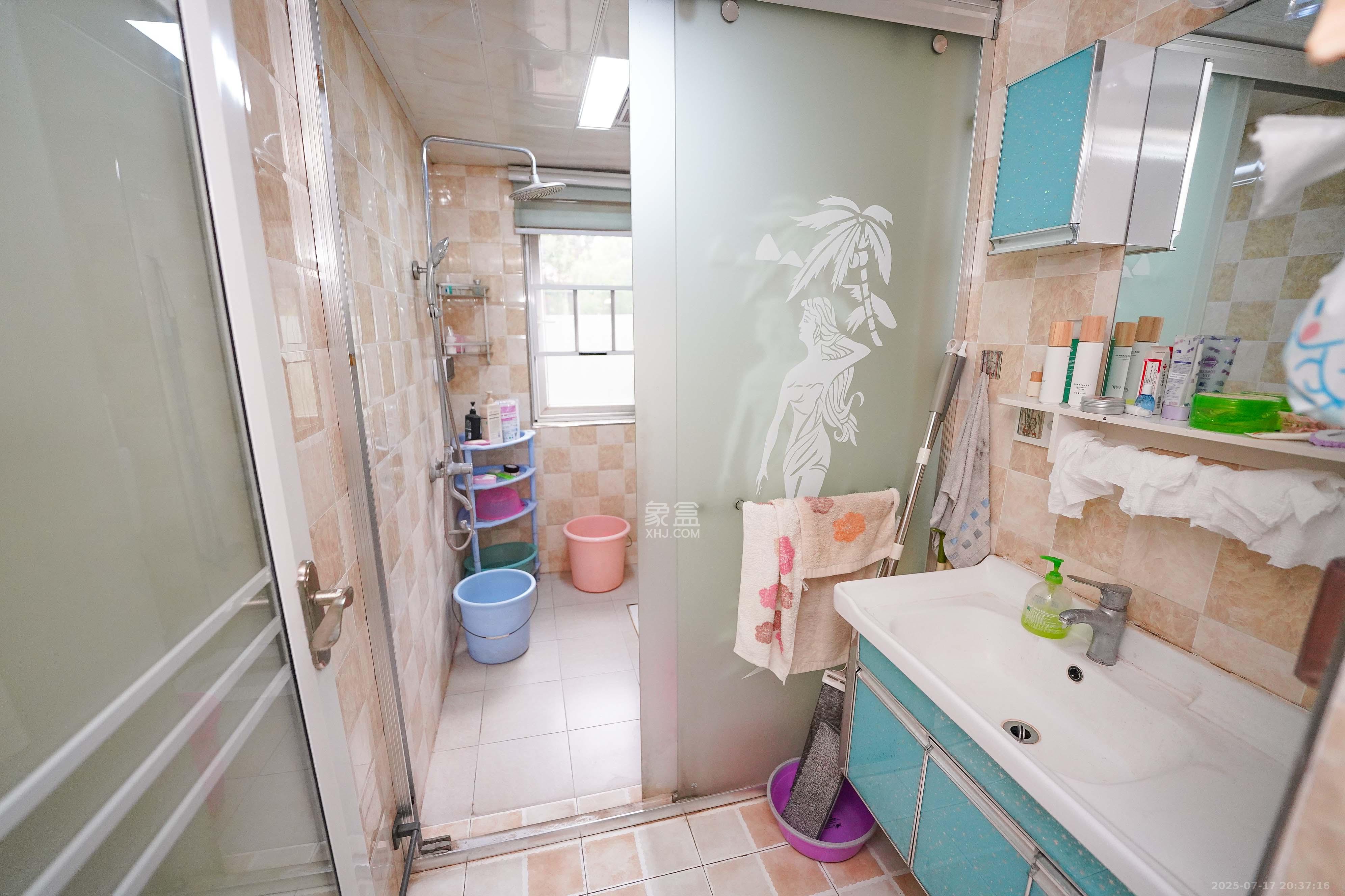 丽发新城 2室2厅1卫 43.8万 丽发新城 2室2厅1卫 43.8万卫生间