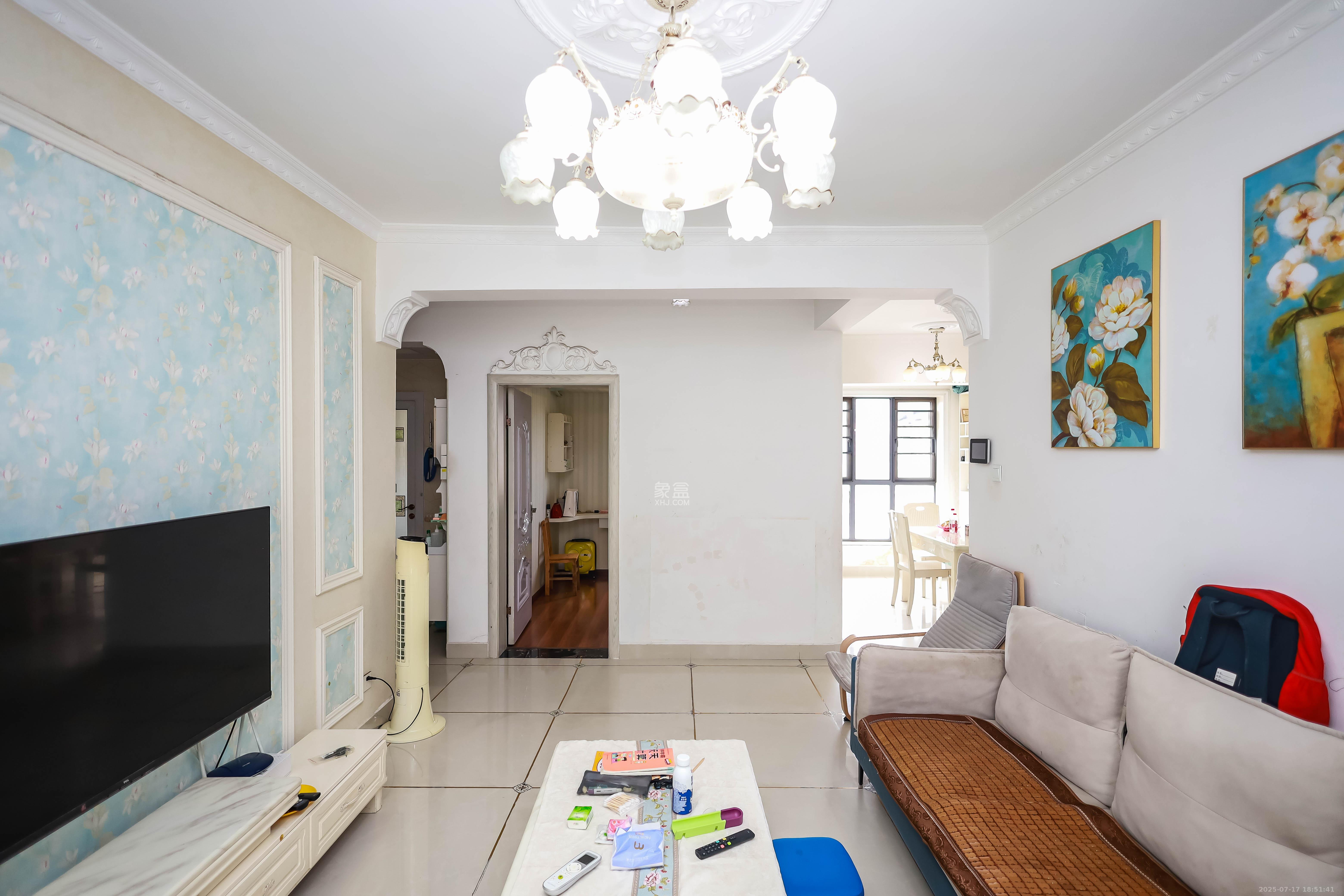 天麓尚层  3室2厅2卫    69.9万 天麓尚层  3室2厅2卫    69.9万客厅