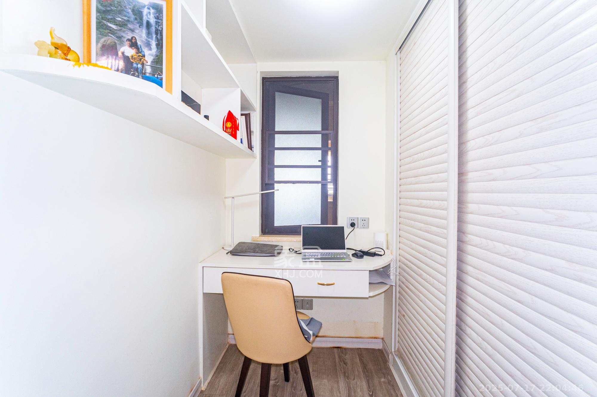 华润置地广场二期  3室2厅1卫    82.0万 华润置地广场二期  3室2厅1卫    82.0万其他