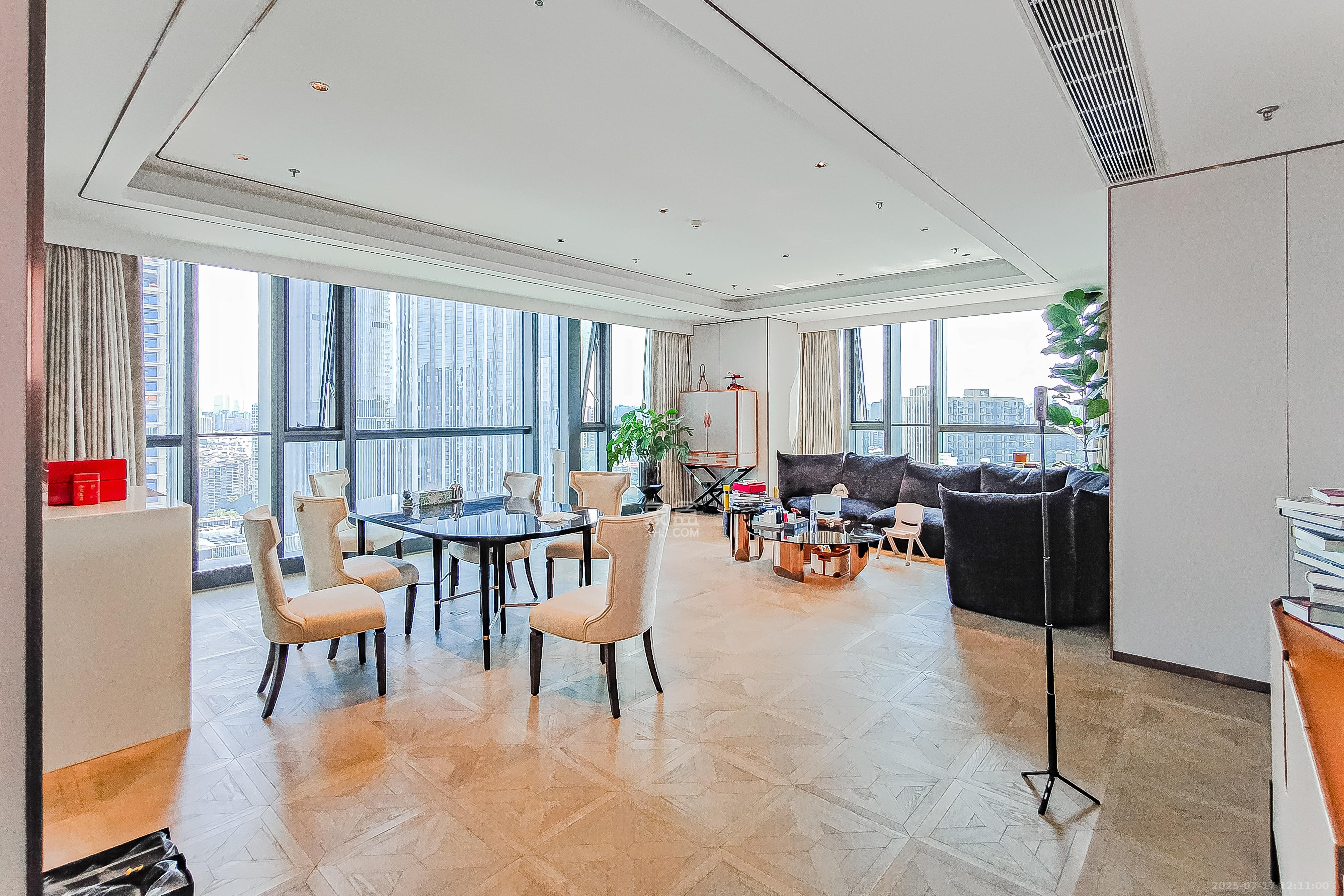 平安财富中心  4室2厅2卫   428.00万客厅