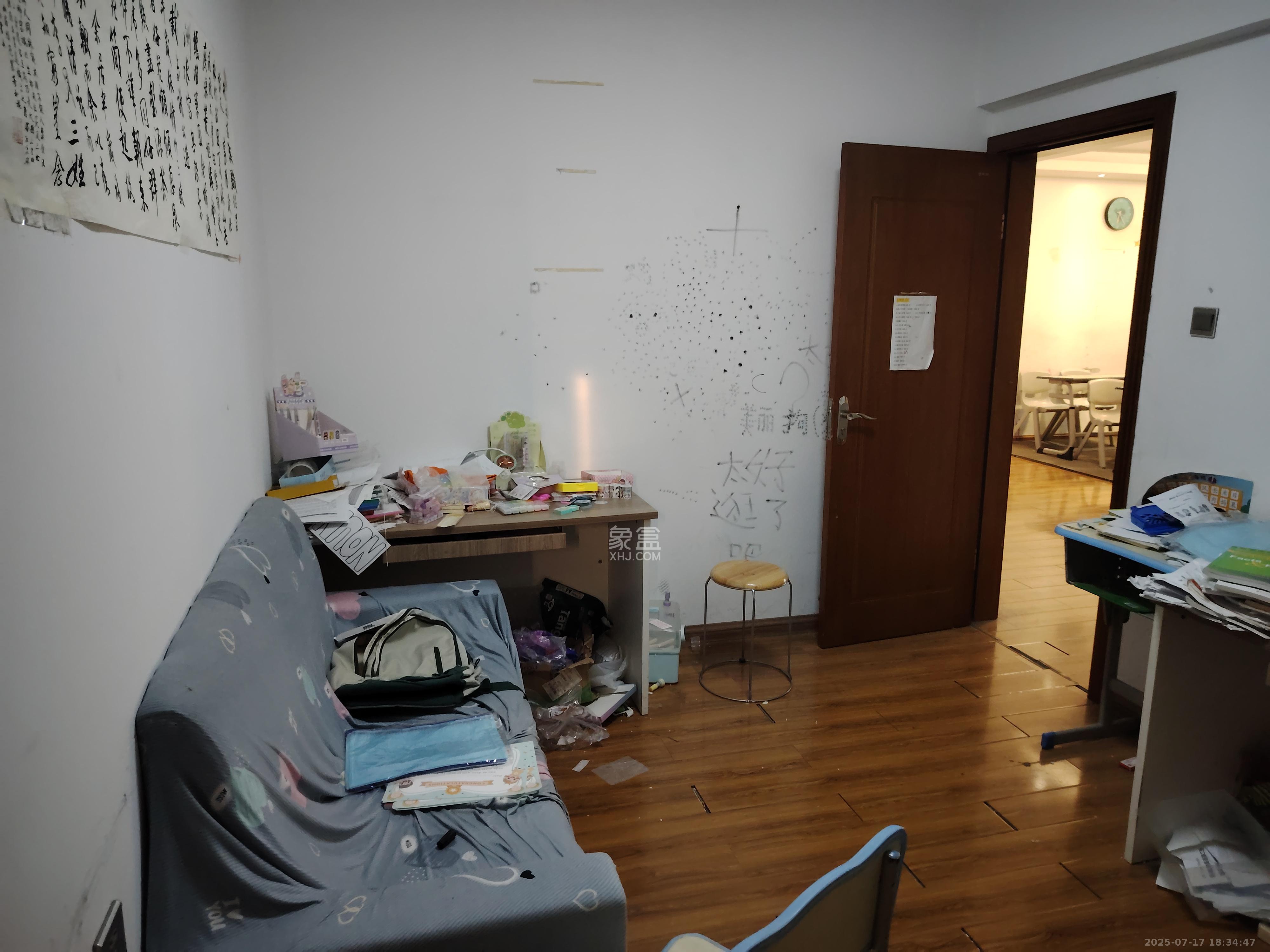 华城广场  2室2厅1卫   2800.00元/月