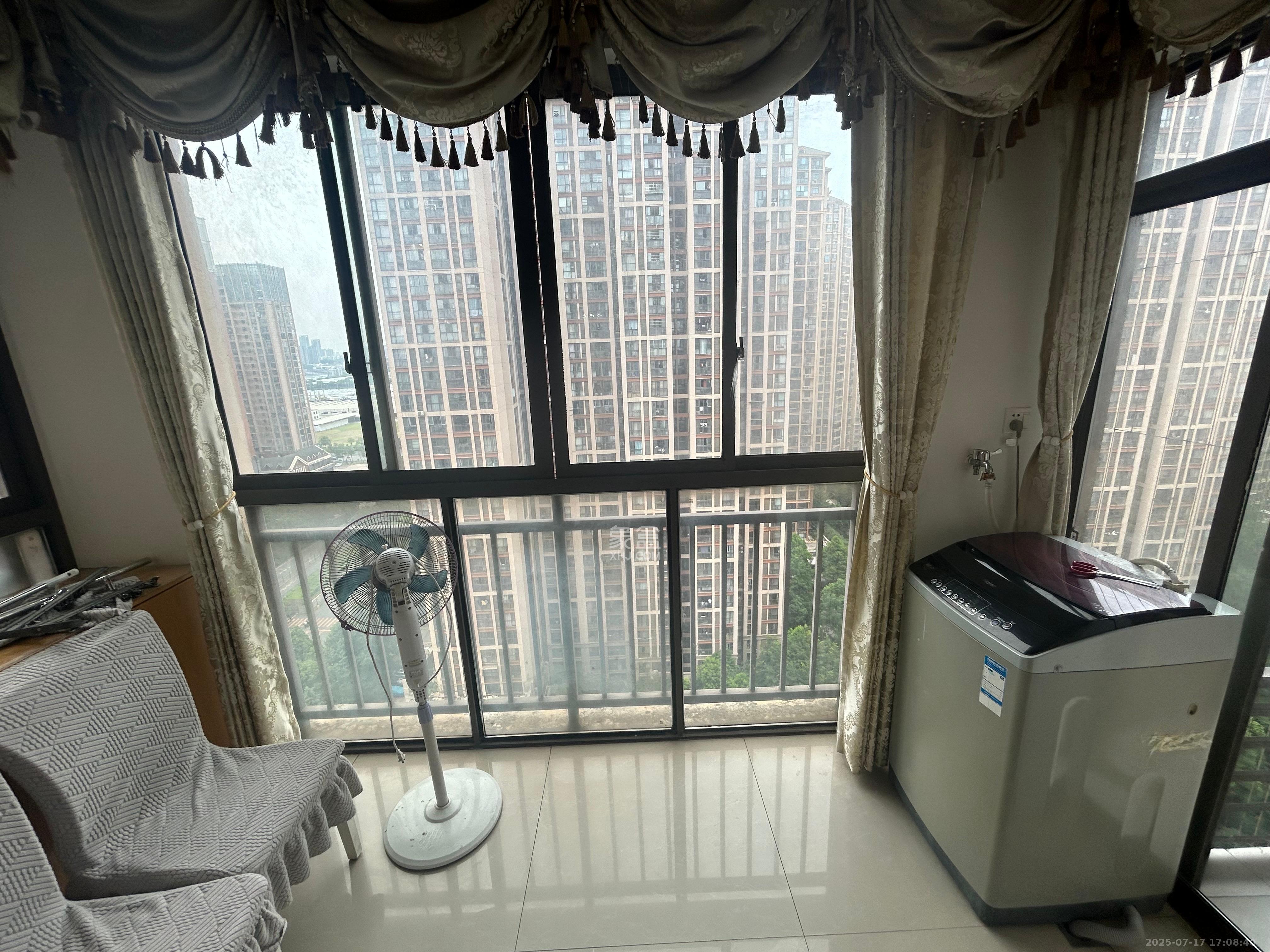 旭辉华庭  3室2厅1卫    1800.0元/月 旭辉华庭  3室2厅1卫    1800.0元/月室内图