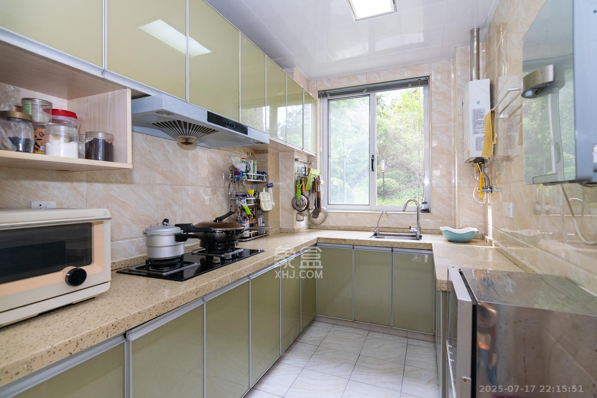 荣盛岳麓峰景 6室2厅3卫 128.8万 荣盛岳麓峰景 6室2厅3卫 128.8万厨房