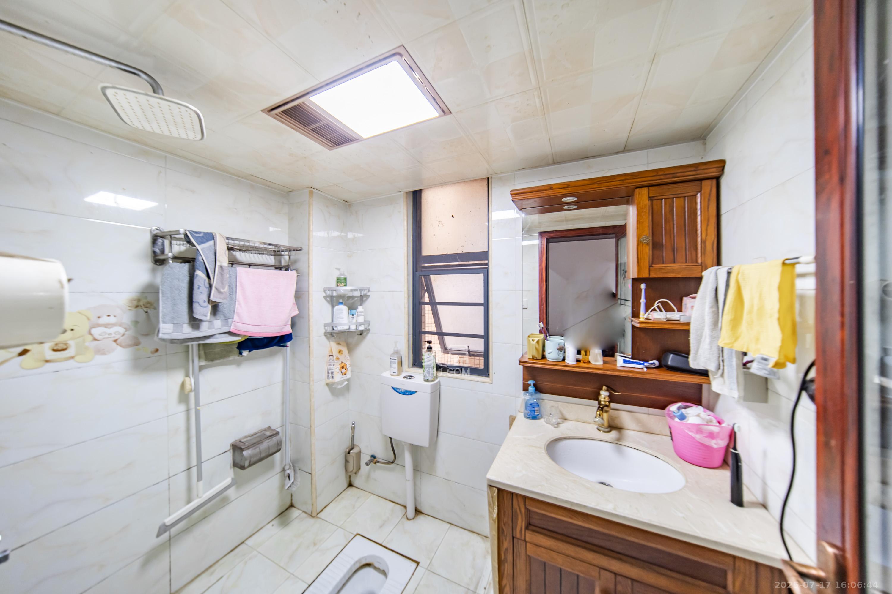 兰亭湾畔 4室2厅1卫 127.8万 兰亭湾畔 4室2厅1卫 127.8万卫生间