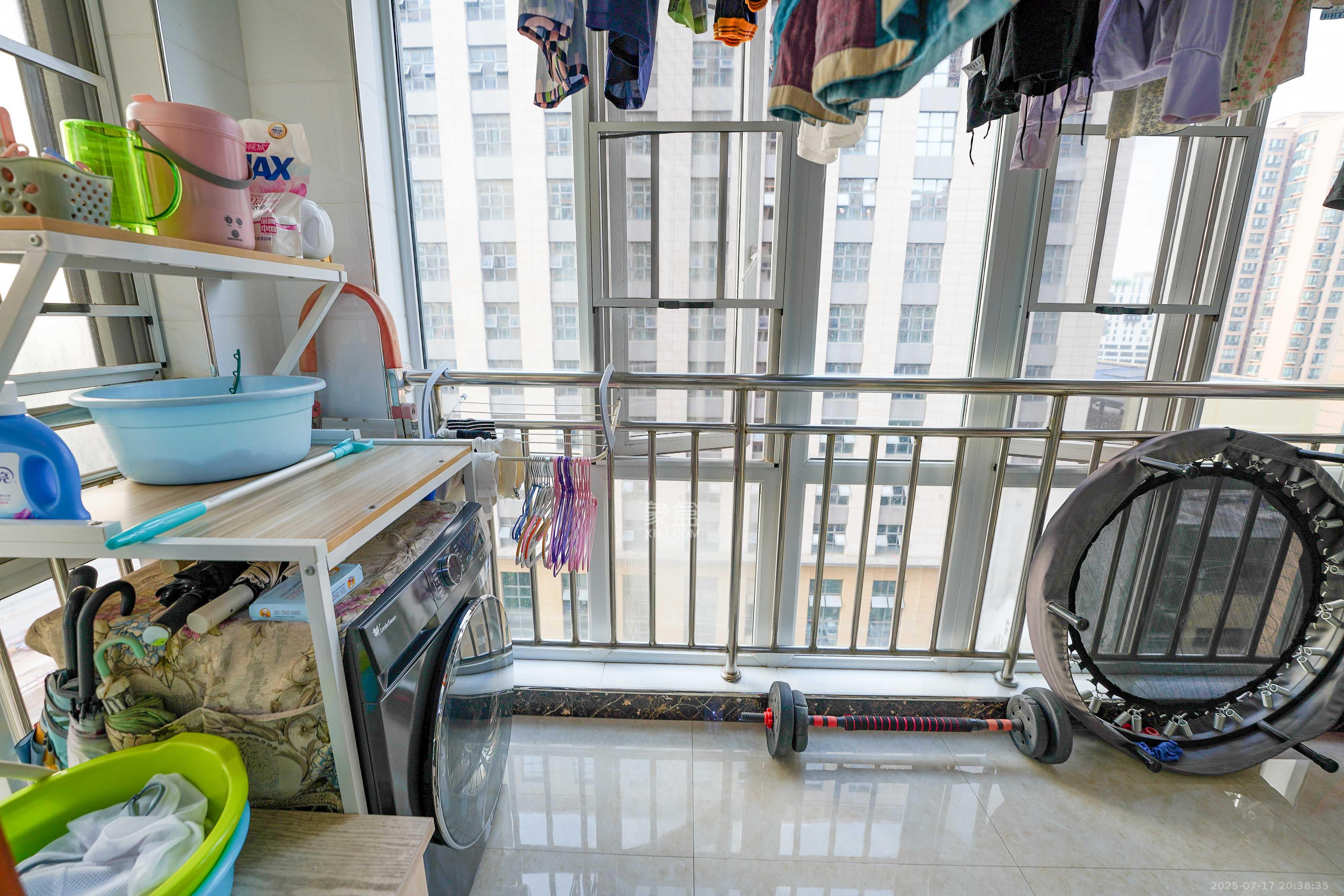 丽发新城 2室2厅1卫 63.80万 丽发新城 2室2厅1卫 63.80万阳台