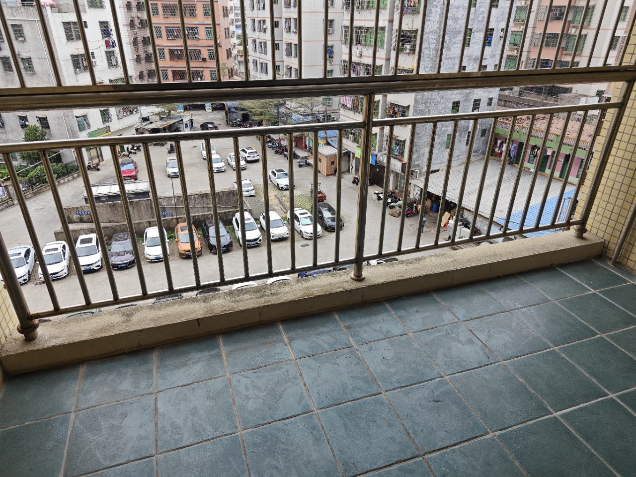 金茂滨江温泉花园 2室1厅1卫 69.0万 金茂滨江温泉花园 2室1厅1卫 69.0万室内图