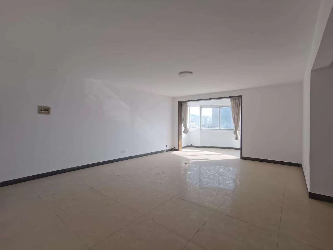 宏力大厦(宏历商业广场)  4室2厅3卫    2500.0元/月 宏力大厦(宏历商业广场)  4室2厅3卫    2500.0元/月室内图