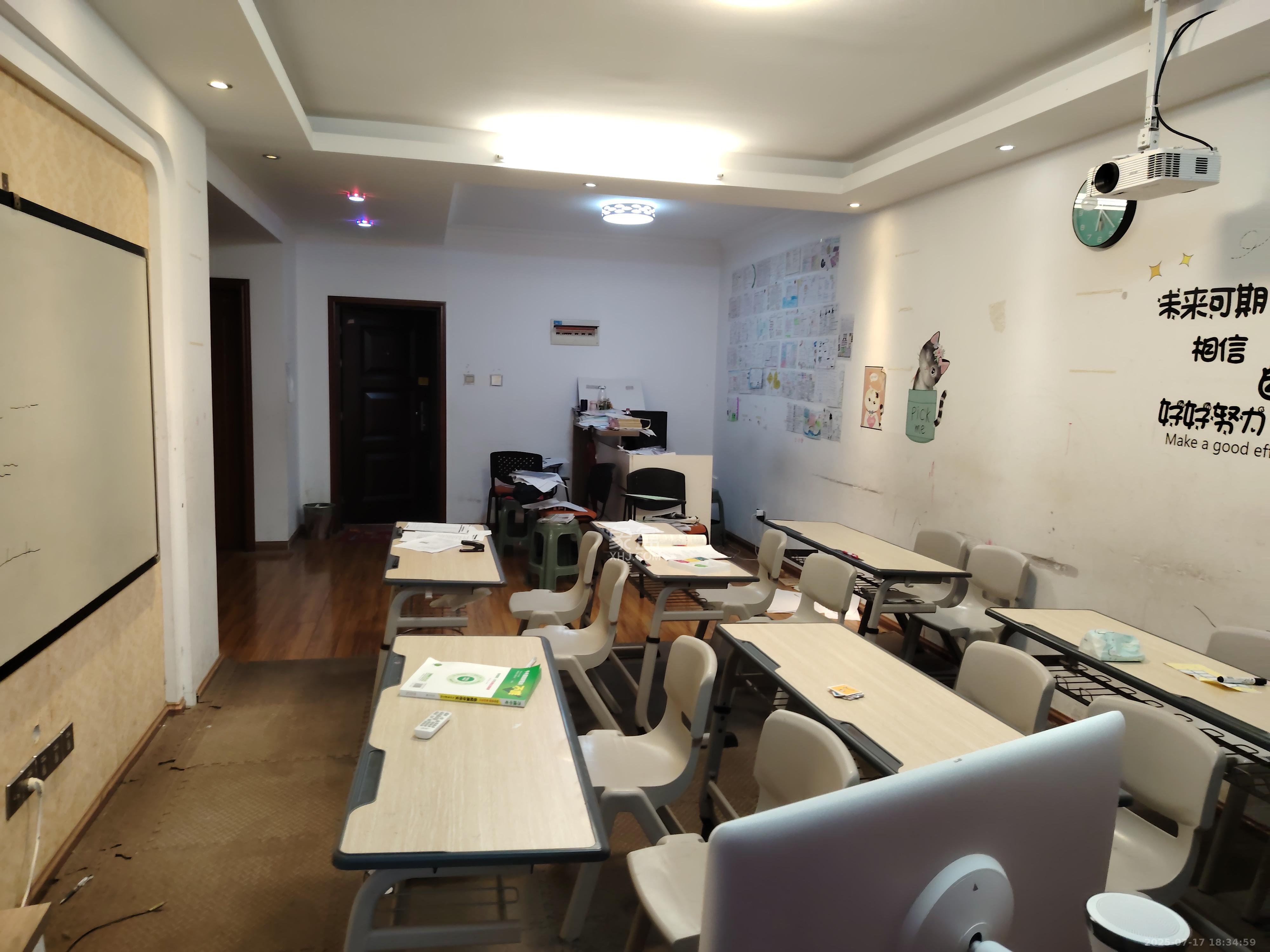 华城广场  2室2厅1卫   2800.00元/月室内图
