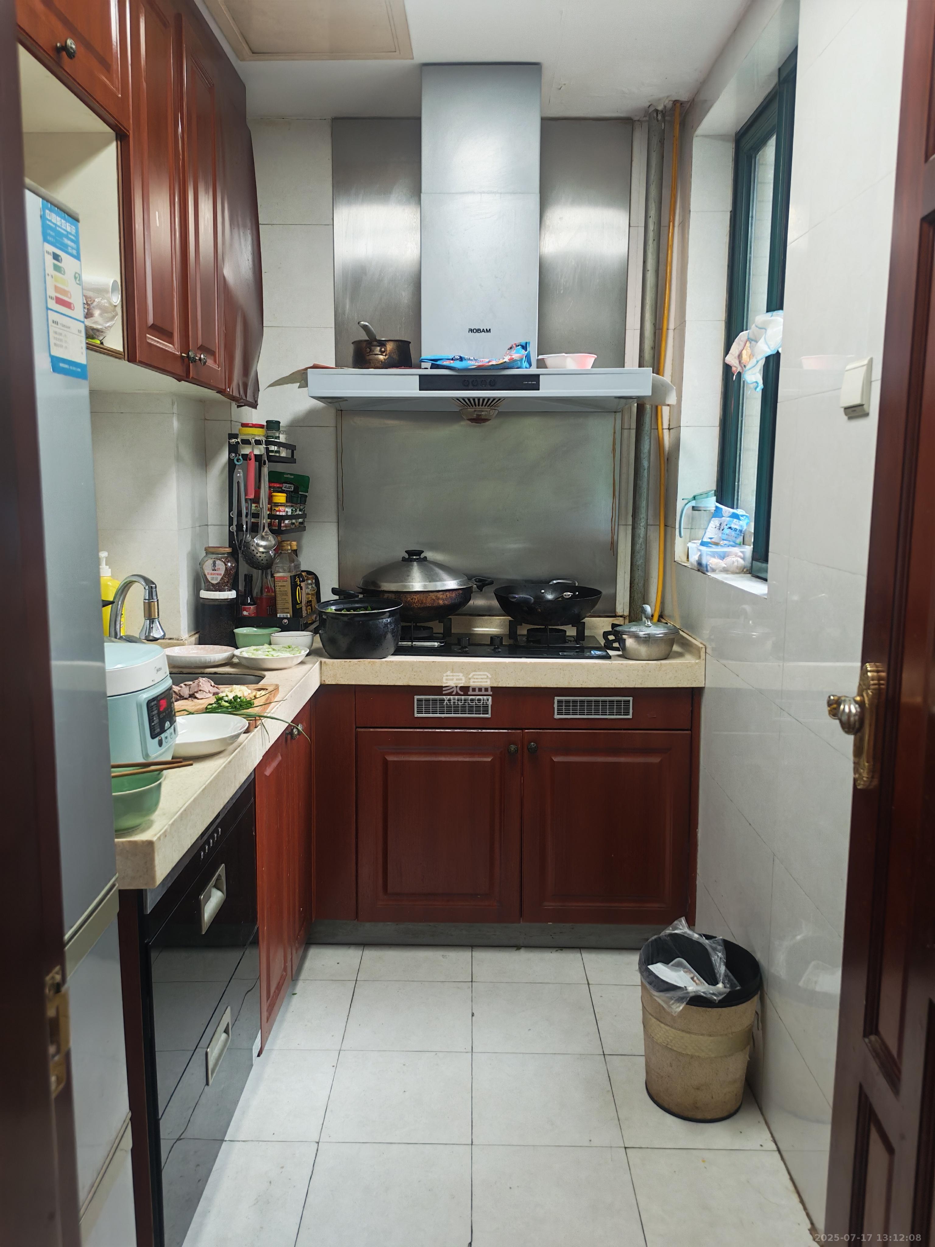 恒大华府 3室2厅1卫 2500.0元/月 恒大华府 3室2厅1卫 2500.0元/月室内图