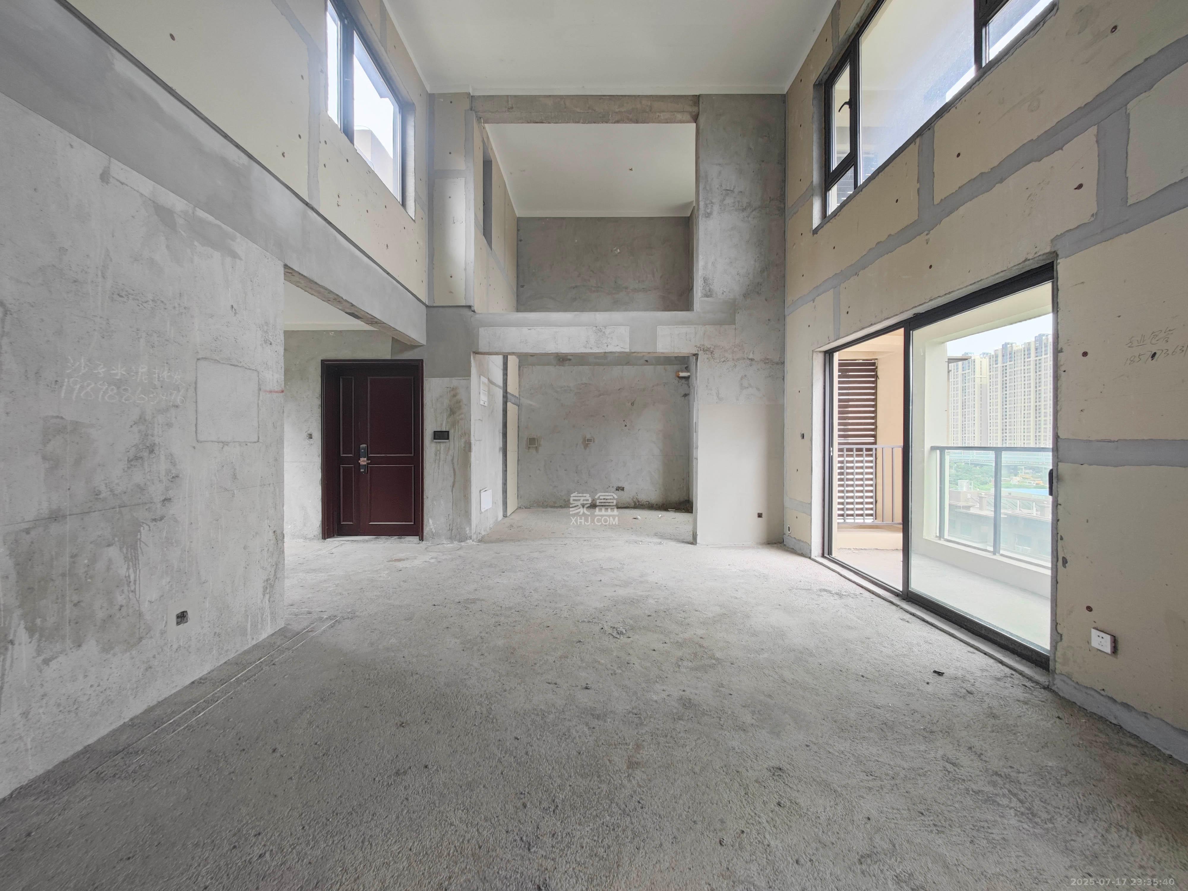 远洋红星天铂一期  5室2厅2卫    220.0万 远洋红星天铂一期  5室2厅2卫    220.0万客厅