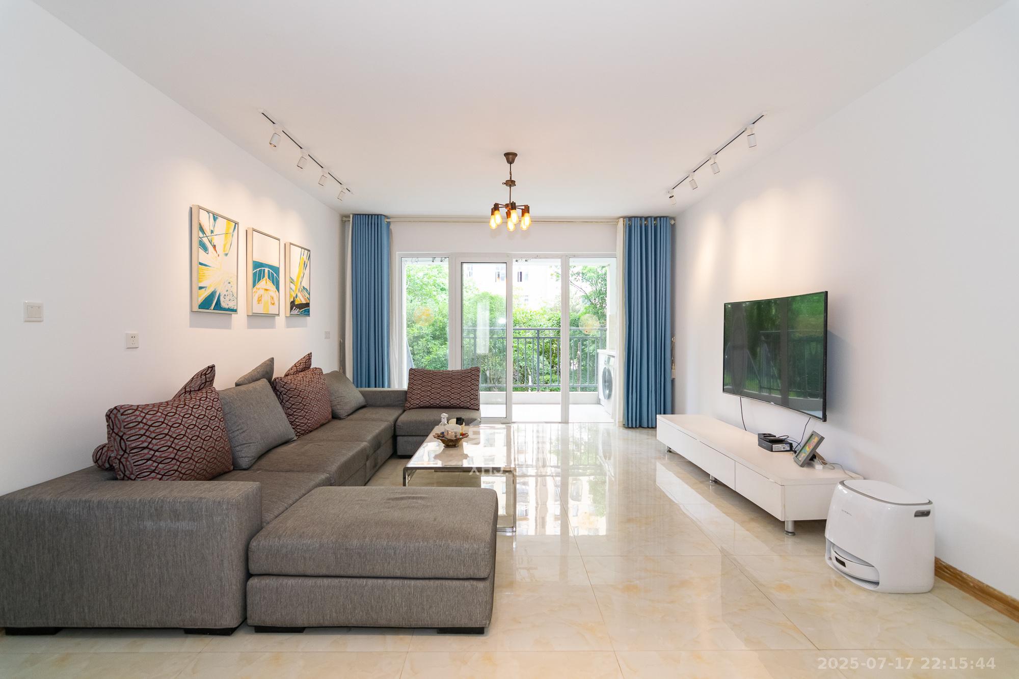 荣盛岳麓峰景 6室2厅3卫 128.8万 荣盛岳麓峰景 6室2厅3卫 128.8万客厅