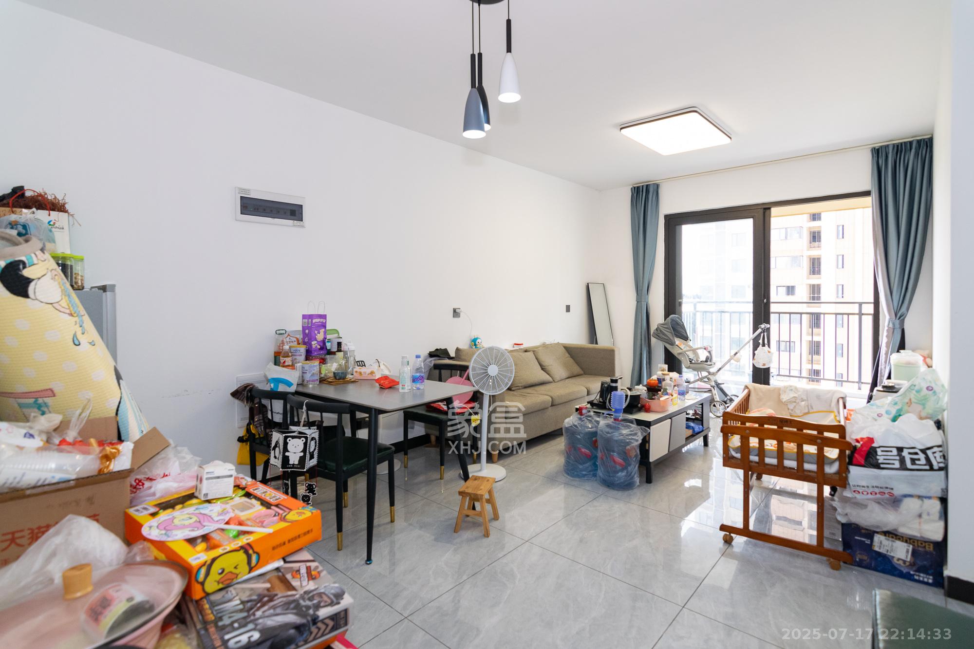 美的翰城  3室2厅2卫    60.0万客厅