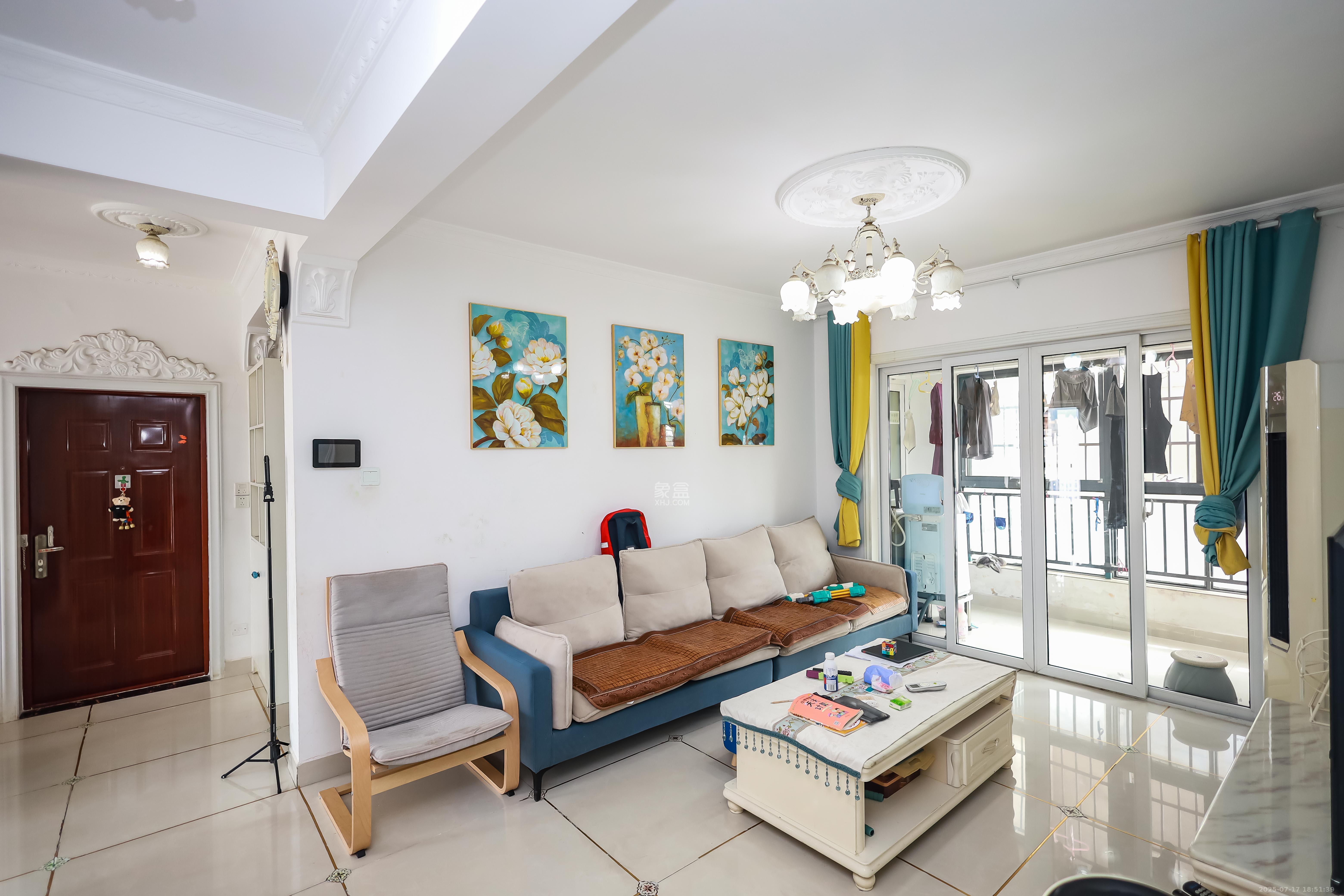 天麓尚层  3室2厅2卫    69.9万 天麓尚层  3室2厅2卫    69.9万客厅