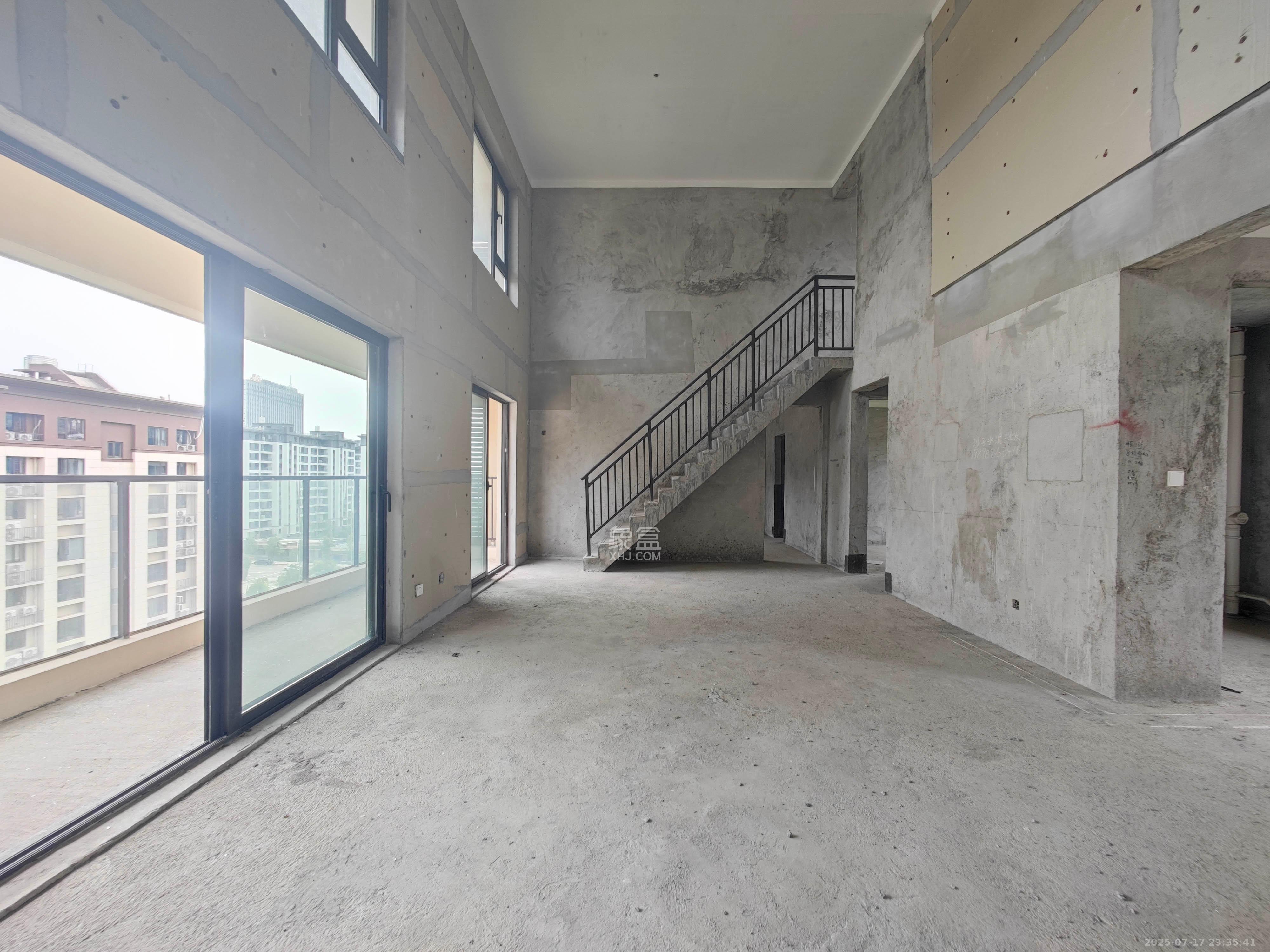 远洋红星天铂一期  5室2厅2卫    220.0万 远洋红星天铂一期  5室2厅2卫    220.0万客厅