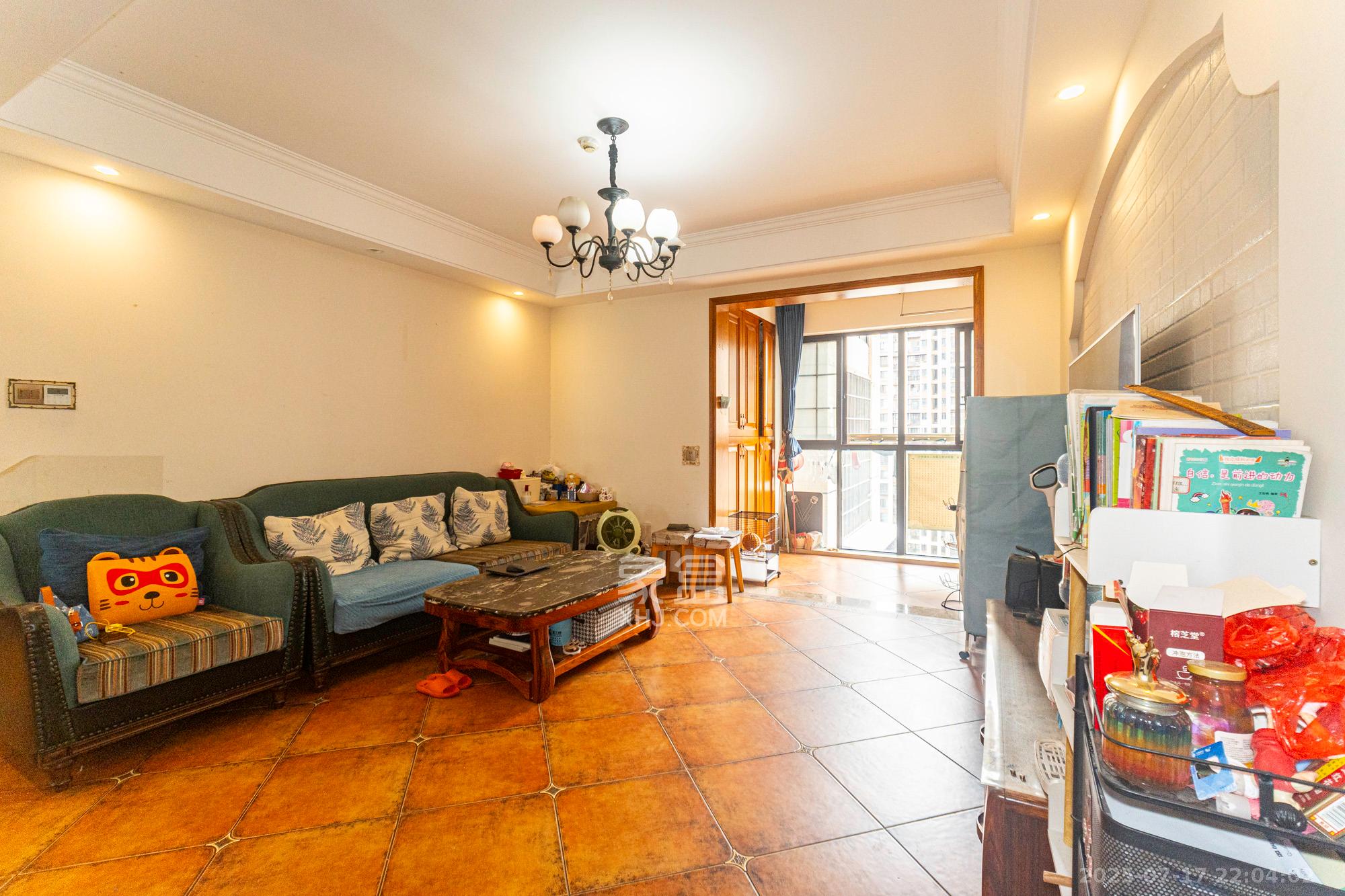 国泰九龙湾  4室2厅2卫    125.8万客厅