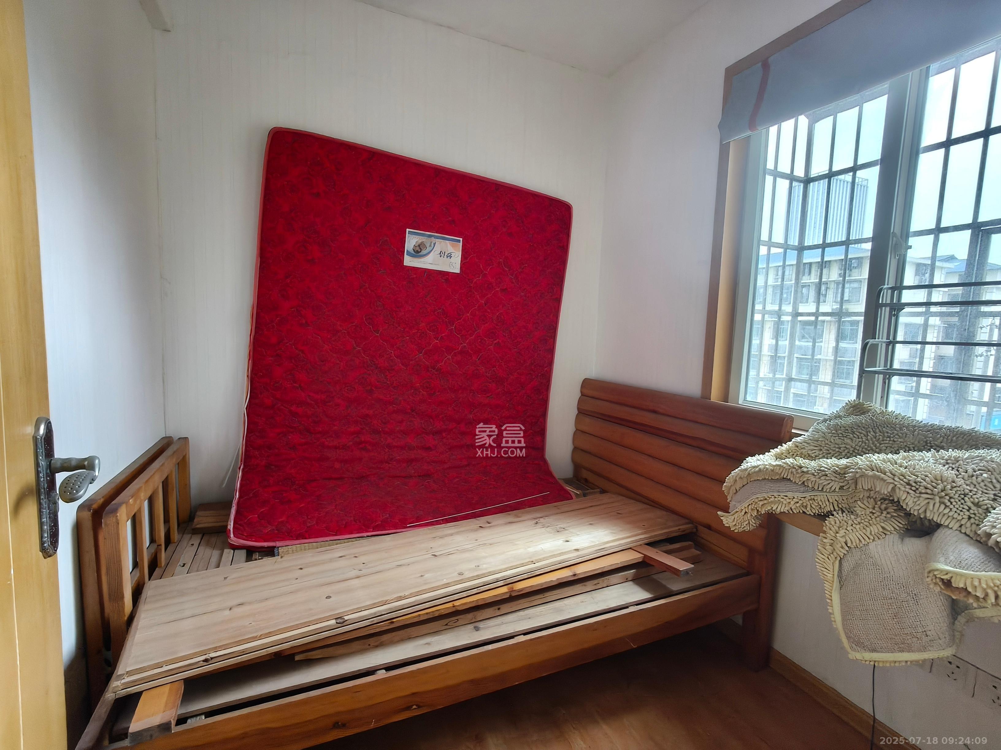 香槟小镇(香槟花苑) 3室2厅1卫 1800.0元/月 香槟小镇(香槟花苑) 3室2厅1卫 1800.0元/月室内图