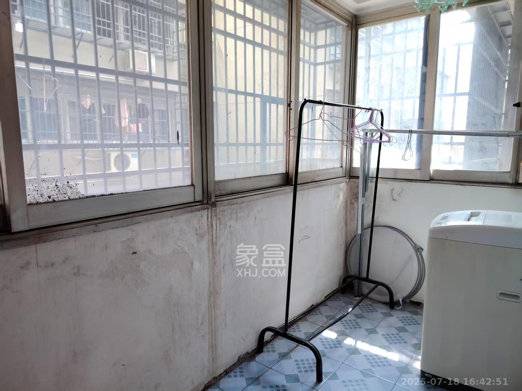 坡子街综合楼  1室1厅1卫   1200.00元/月室内图