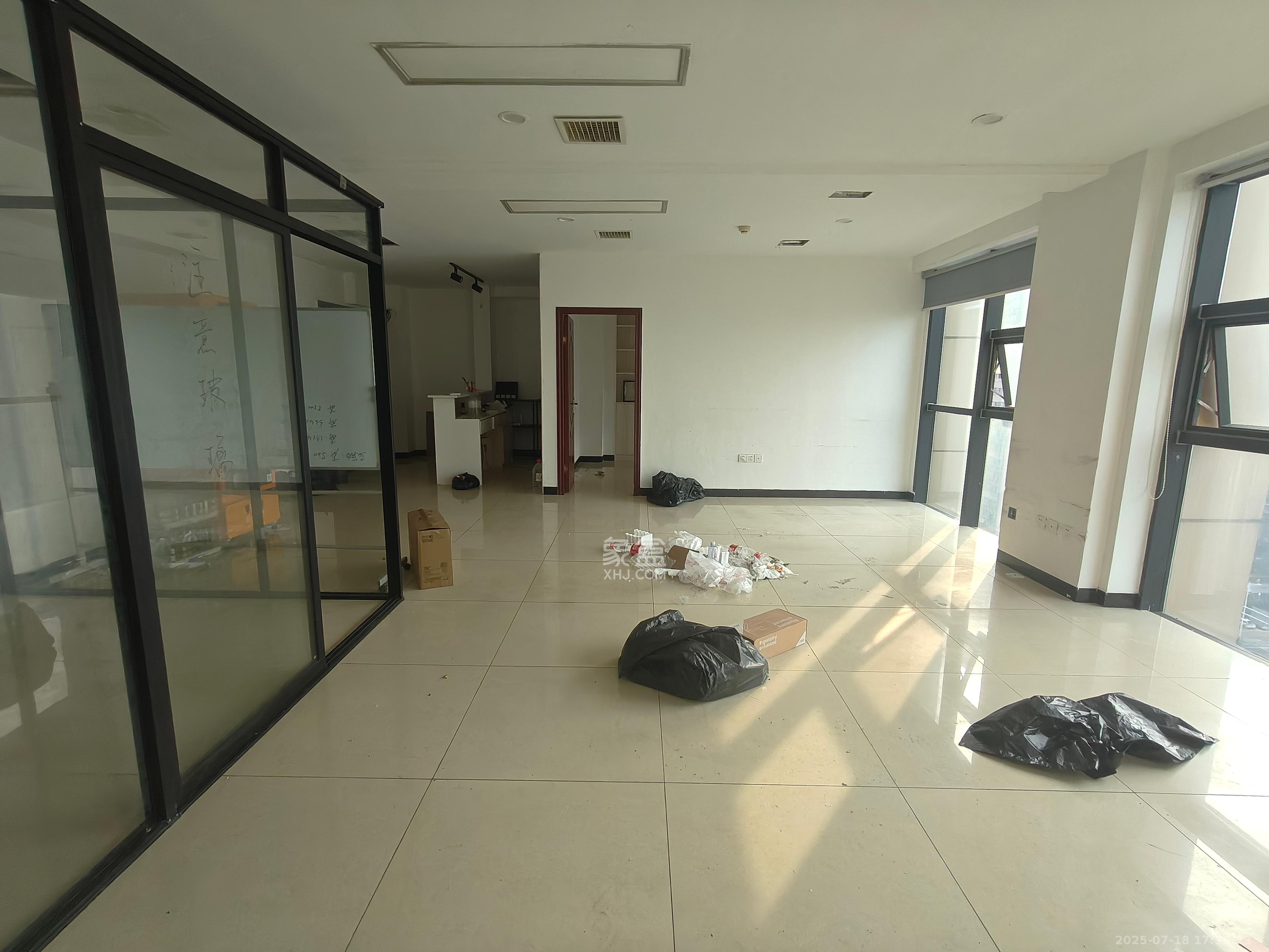 万坤图财富广场  2室2厅1卫    5000.0元/月室内图