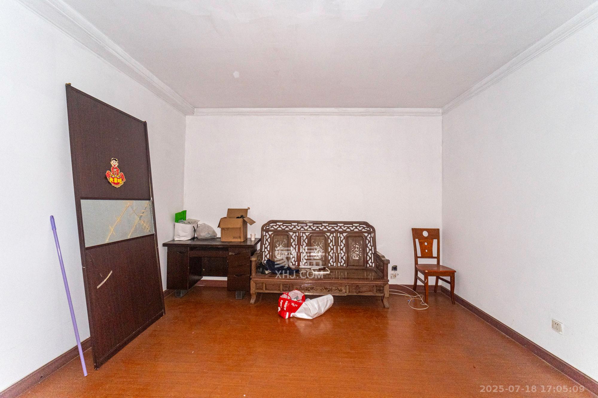 中南汽车世界 3室2厅1卫 34.8万 中南汽车世界 3室2厅1卫 34.8万客厅