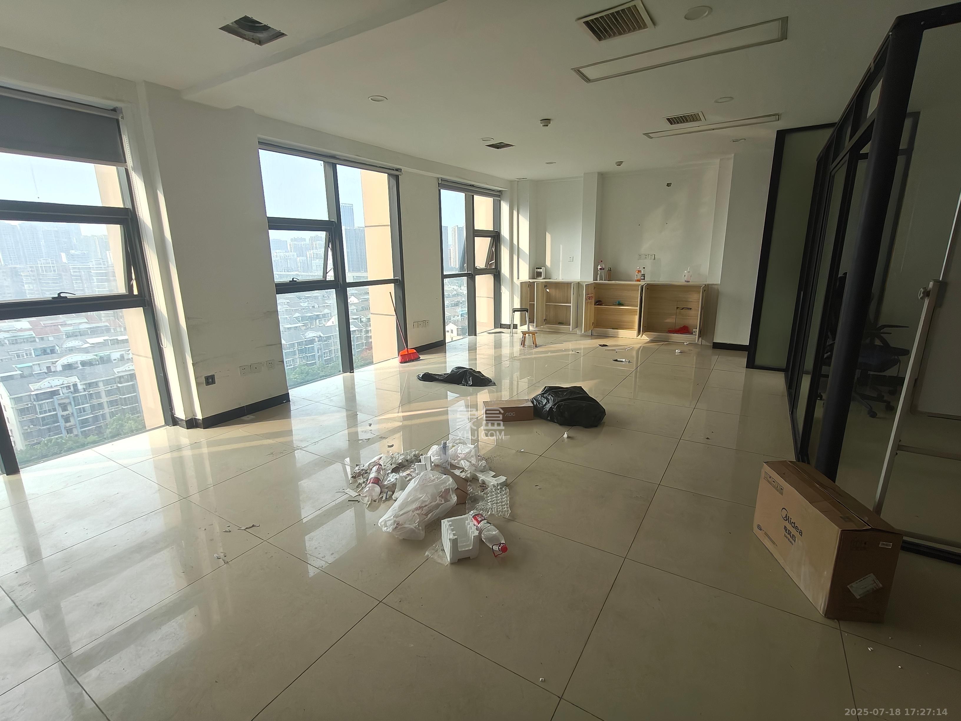 万坤图财富广场  2室2厅1卫    5000.0元/月室内图